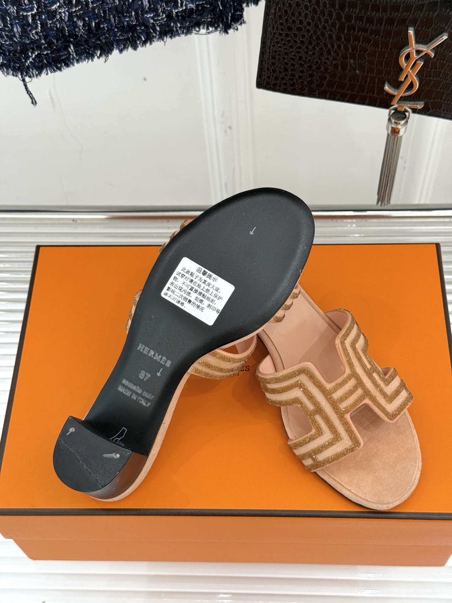 
Hermès/爱马仕经典春夏H平底拖鞋
夏日拖鞋矩阵已就位✨  
经典H型搭扣+闪耀钻饰
粉棕黑配色适