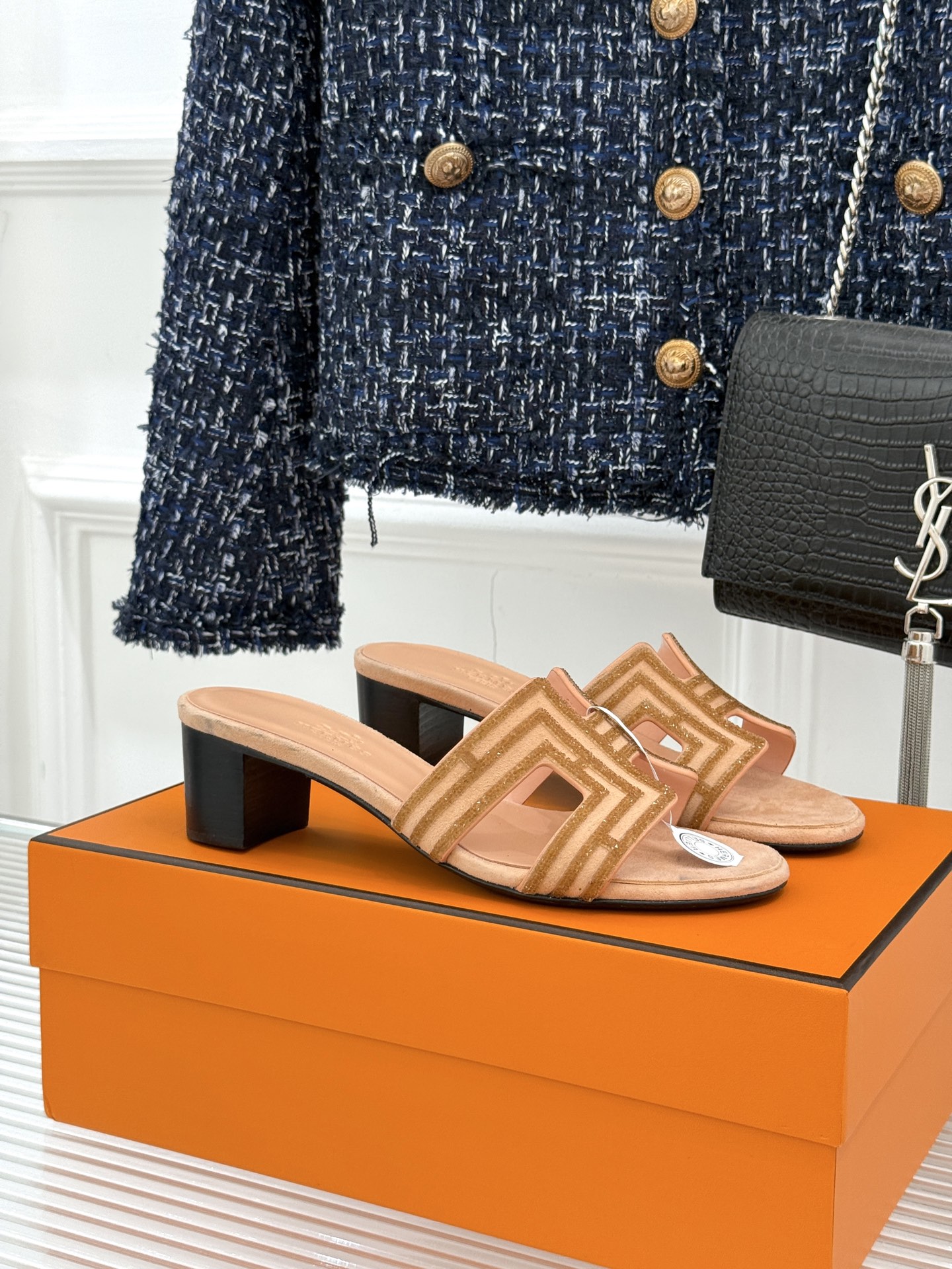 
Hermès/爱马仕经典春夏H平底拖鞋
夏日拖鞋矩阵已就位✨  
经典H型搭扣+闪耀钻饰
粉棕黑配色适