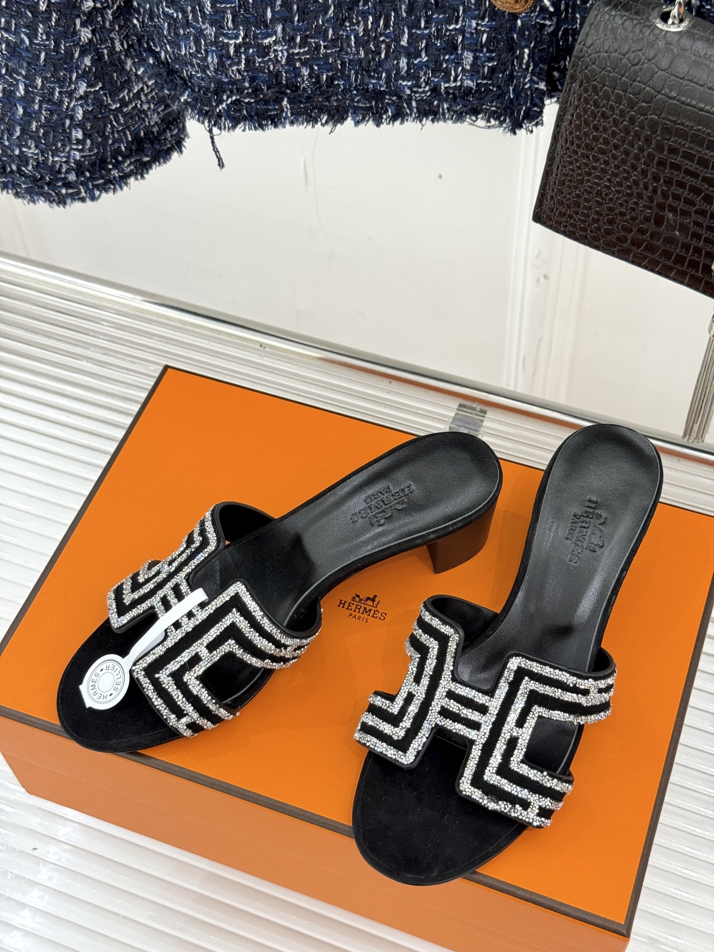 
Hermès/爱马仕经典春夏H平底拖鞋
夏日拖鞋矩阵已就位✨  
经典H型搭扣+闪耀钻饰
粉棕黑配色适