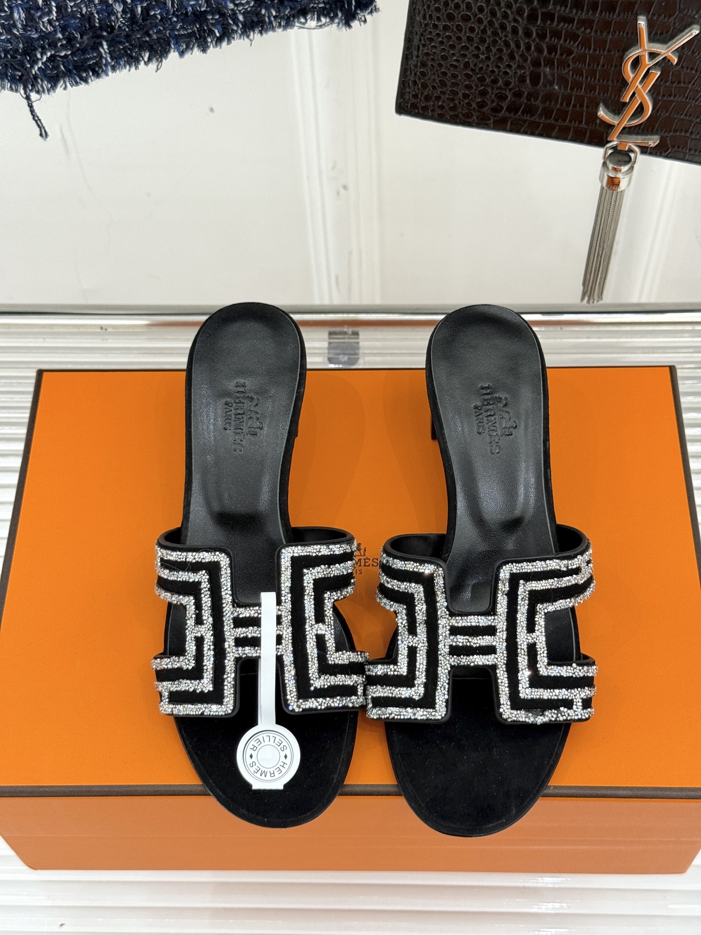 
Hermès/爱马仕经典春夏H平底拖鞋
夏日拖鞋矩阵已就位✨  
经典H型搭扣+闪耀钻饰
粉棕黑配色适