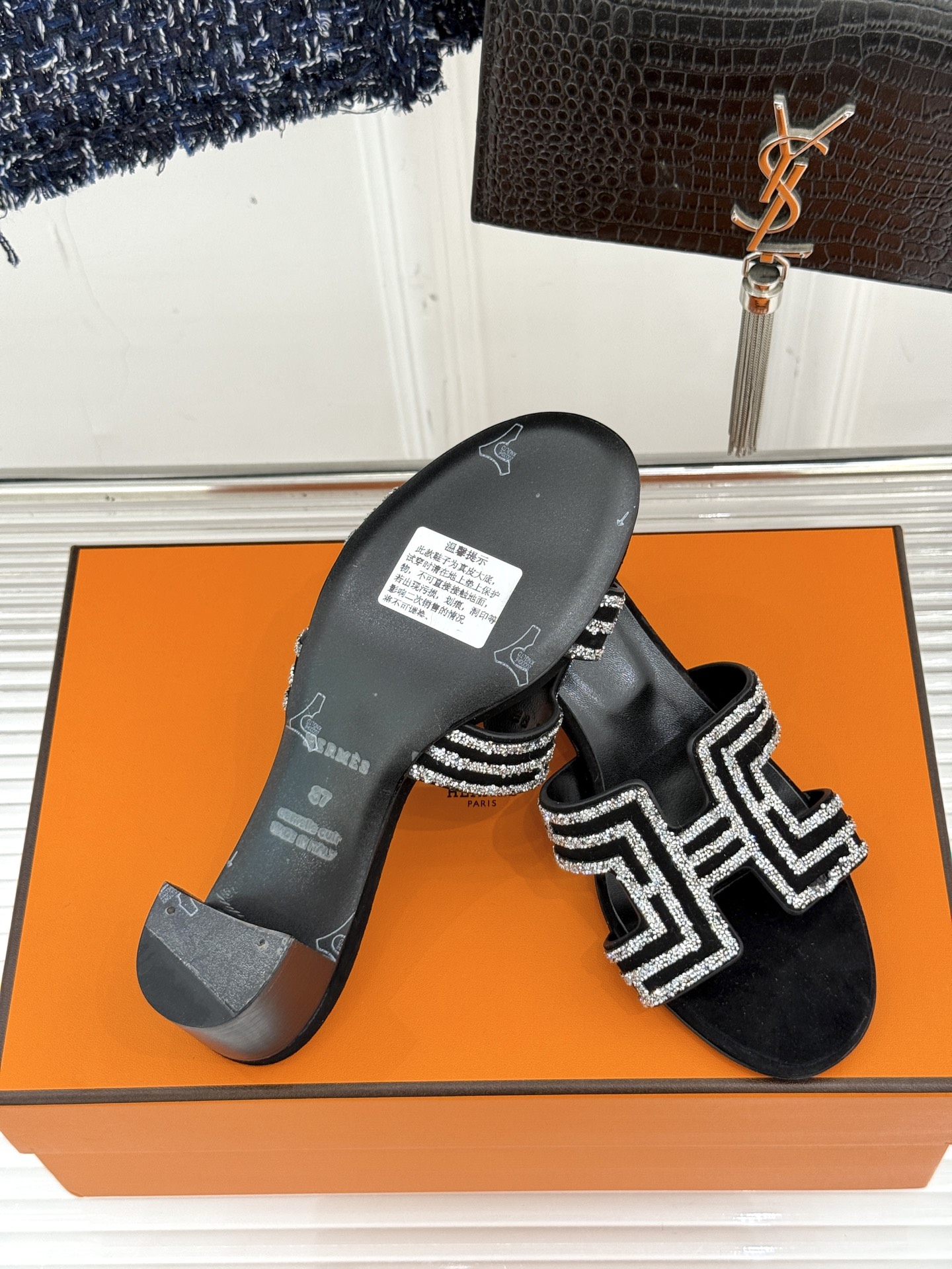 
Hermès/爱马仕经典春夏H平底拖鞋
夏日拖鞋矩阵已就位✨  
经典H型搭扣+闪耀钻饰
粉棕黑配色适