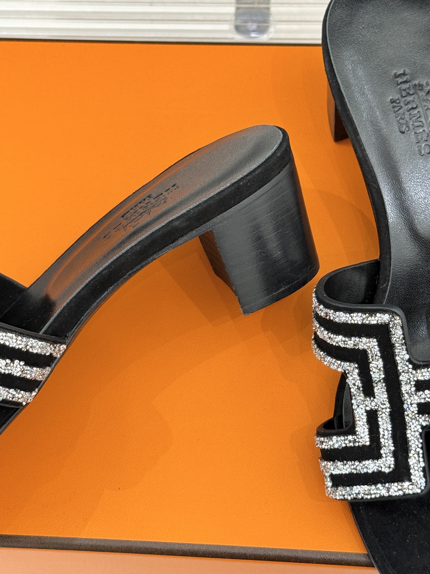 
Hermès/爱马仕经典春夏H平底拖鞋
夏日拖鞋矩阵已就位✨  
经典H型搭扣+闪耀钻饰
粉棕黑配色适