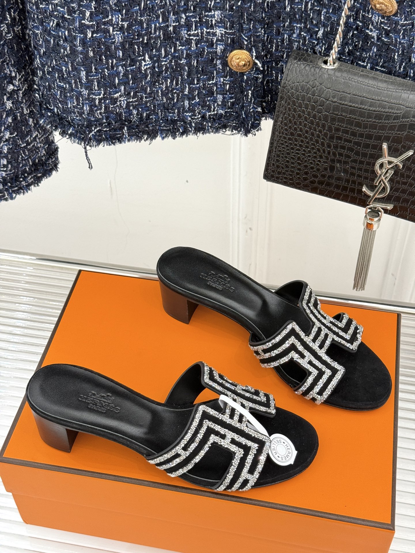 
Hermès/爱马仕经典春夏H平底拖鞋
夏日拖鞋矩阵已就位✨  
经典H型搭扣+闪耀钻饰
粉棕黑配色适
