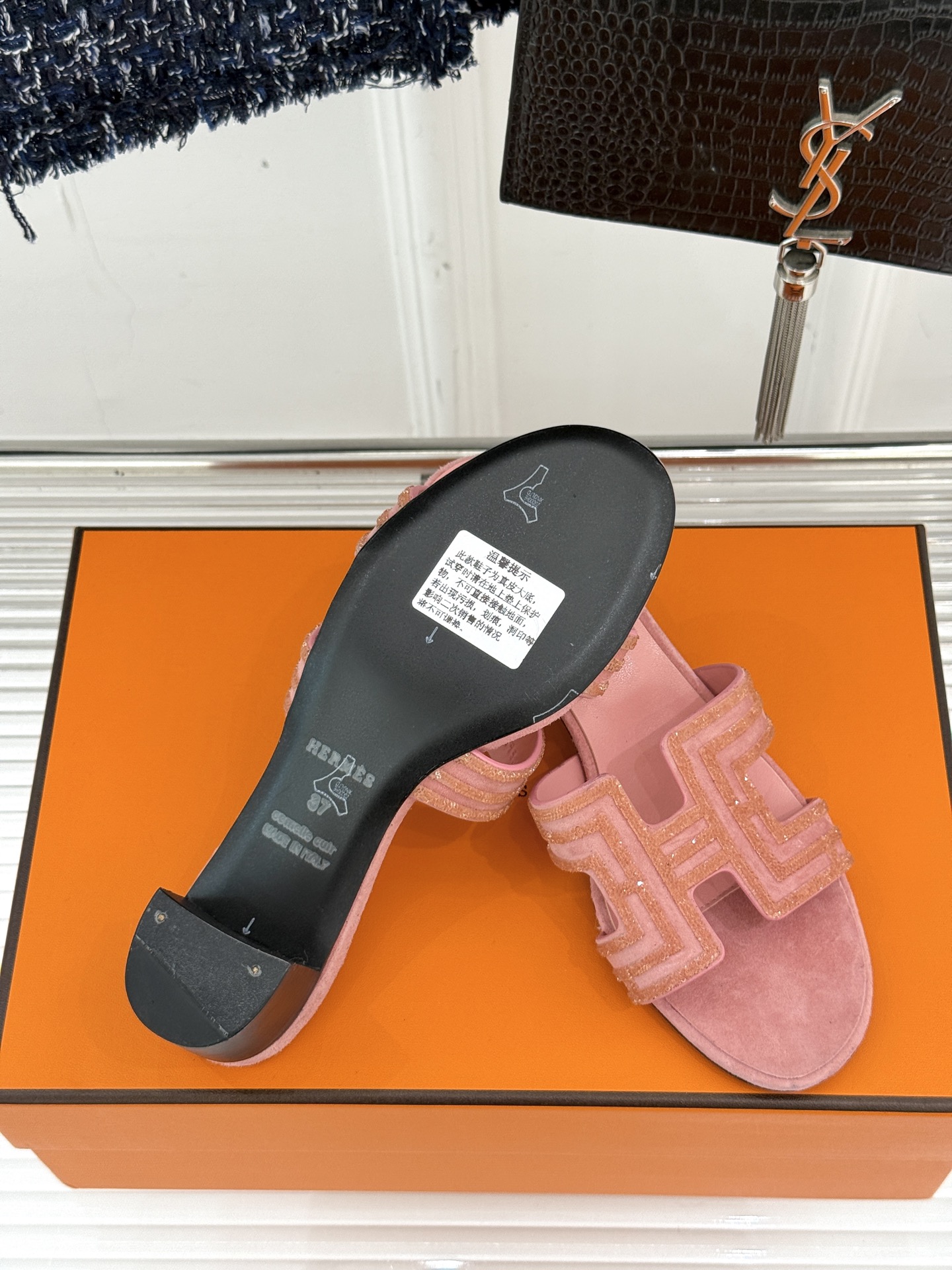 
Hermès/爱马仕经典春夏H平底拖鞋
夏日拖鞋矩阵已就位✨  
经典H型搭扣+闪耀钻饰
粉棕黑配色适