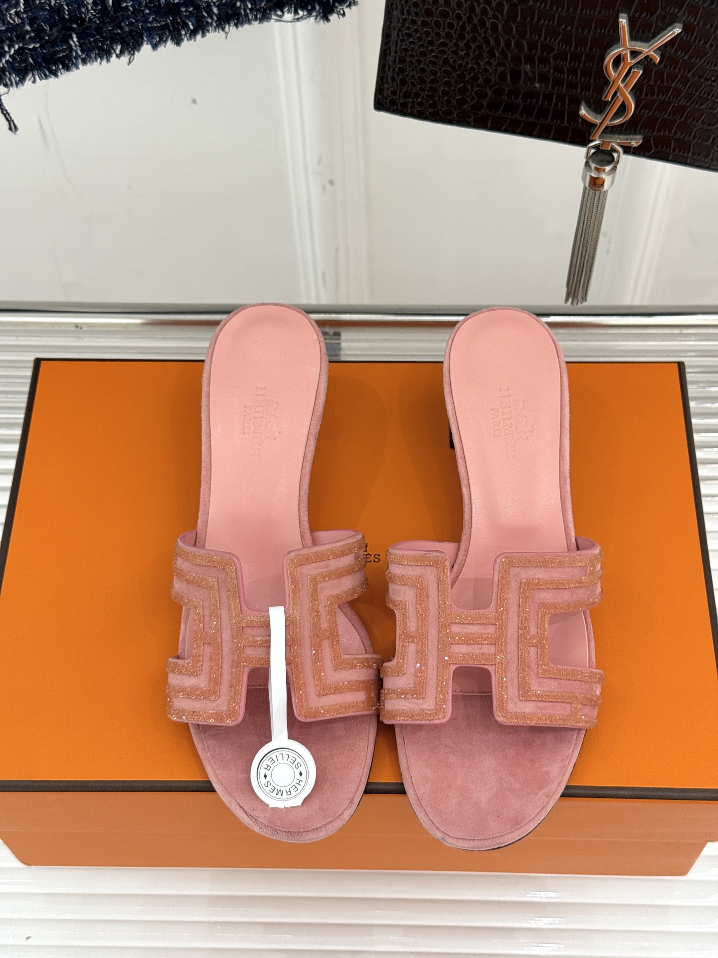 
Hermès/爱马仕经典春夏H平底拖鞋
夏日拖鞋矩阵已就位✨  
经典H型搭扣+闪耀钻饰
粉棕黑配色适