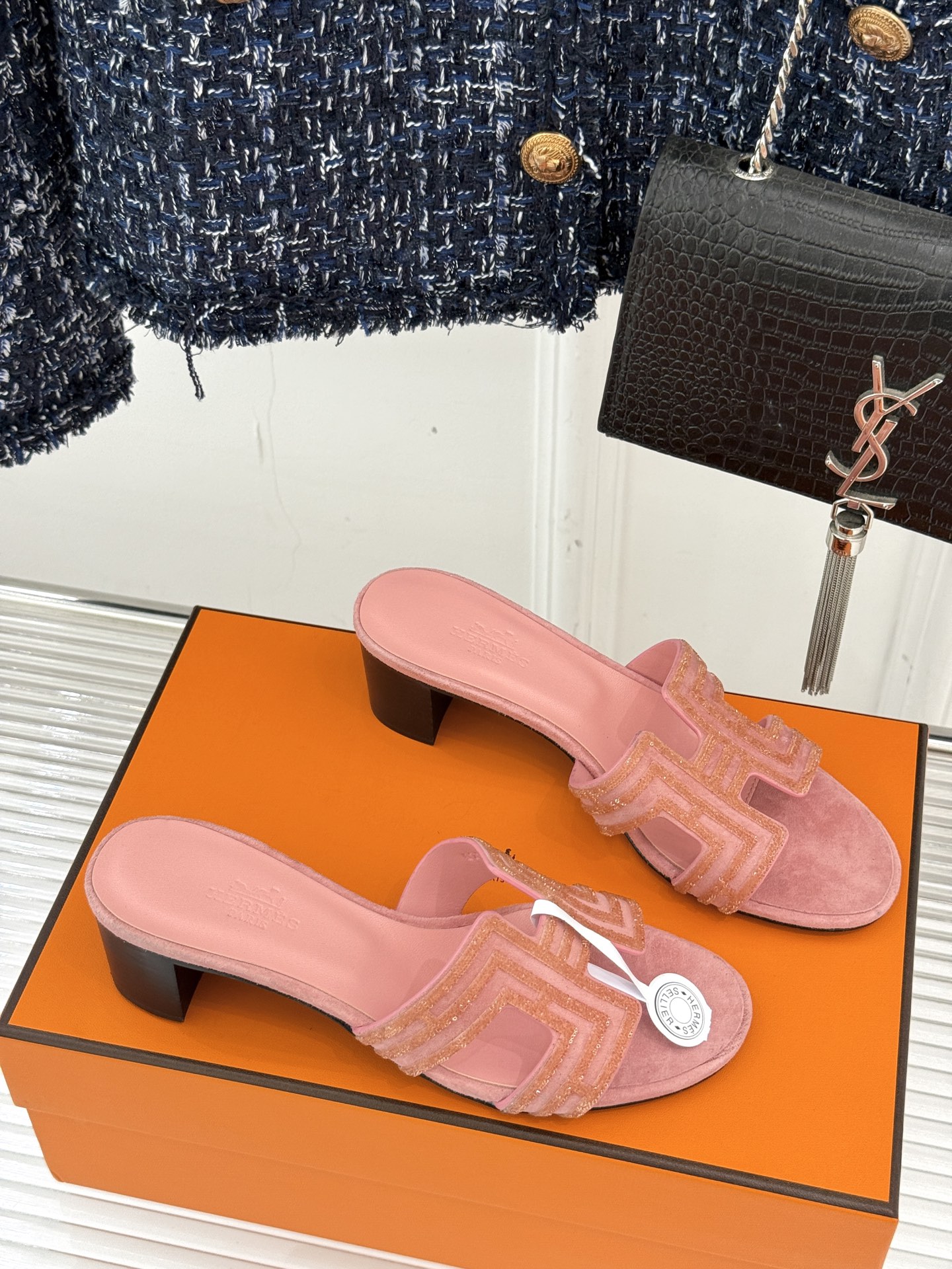 
Hermès/爱马仕经典春夏H平底拖鞋
夏日拖鞋矩阵已就位✨  
经典H型搭扣+闪耀钻饰
粉棕黑配色适