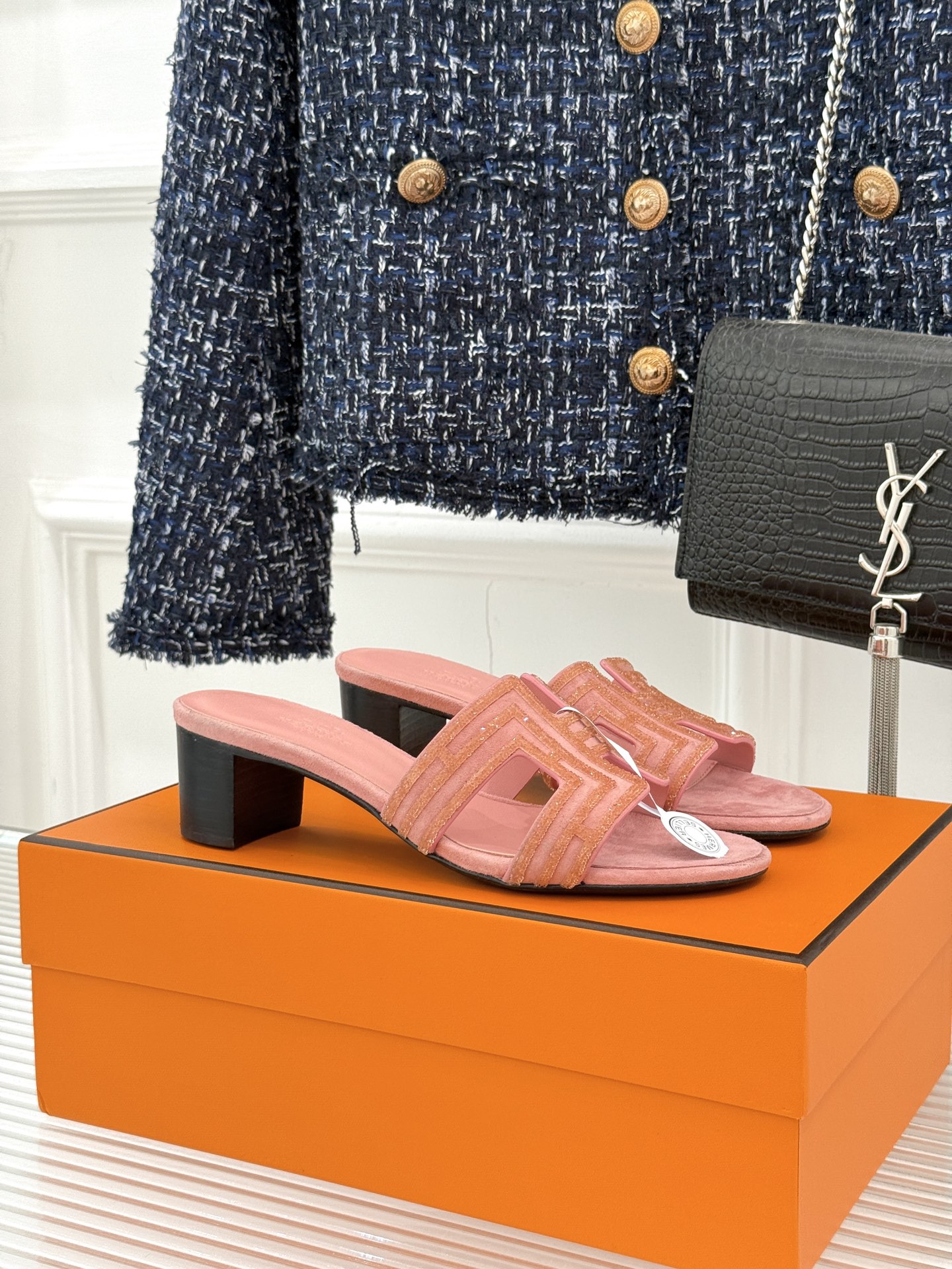 
Hermès/爱马仕经典春夏H平底拖鞋
夏日拖鞋矩阵已就位✨  
经典H型搭扣+闪耀钻饰
粉棕黑配色适