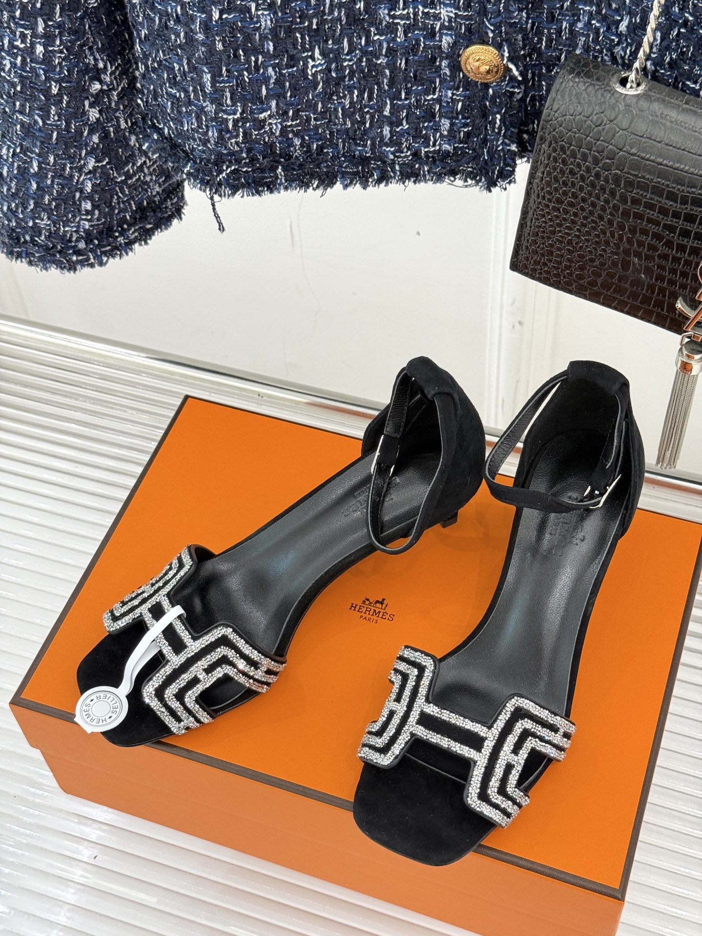 
Hermès/爱马仕经典春夏H高跟凉鞋
夏日凉鞋矩阵已就位✨  
经典H型搭扣+闪耀钻饰
细高跟勾勒修