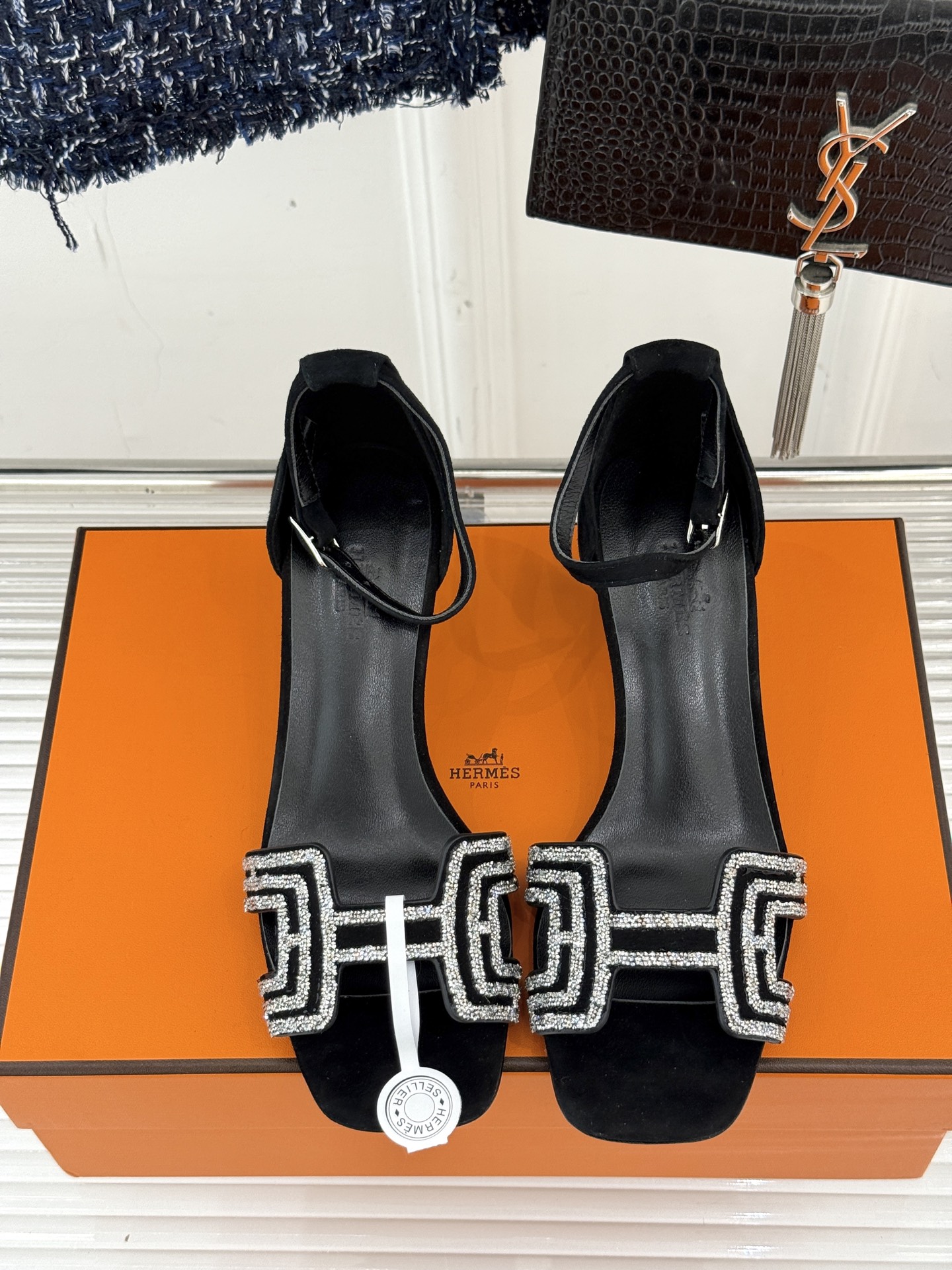 
Hermès/爱马仕经典春夏H高跟凉鞋
夏日凉鞋矩阵已就位✨  
经典H型搭扣+闪耀钻饰
细高跟勾勒修