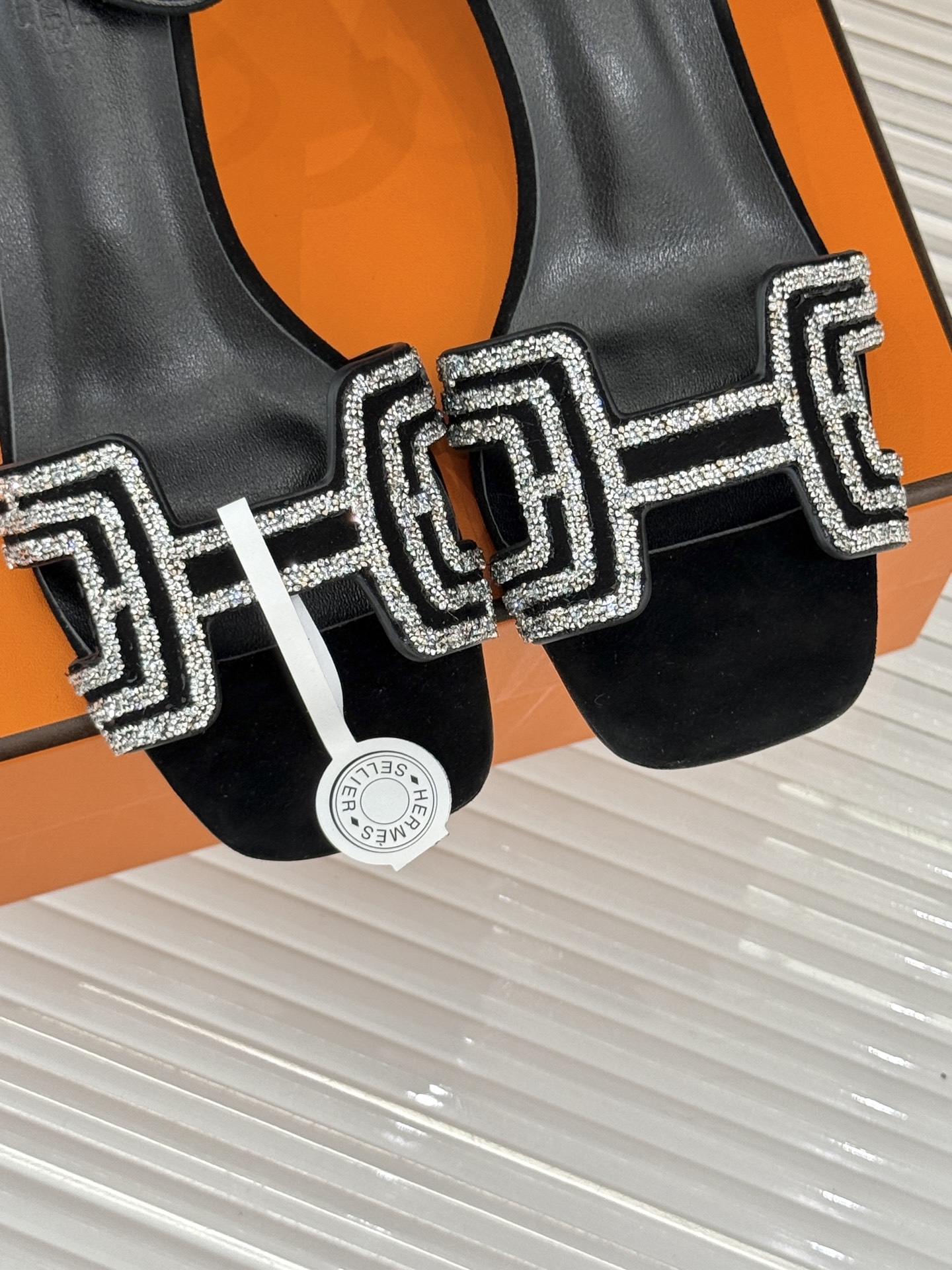 
Hermès/爱马仕经典春夏H高跟凉鞋
夏日凉鞋矩阵已就位✨  
经典H型搭扣+闪耀钻饰
细高跟勾勒修