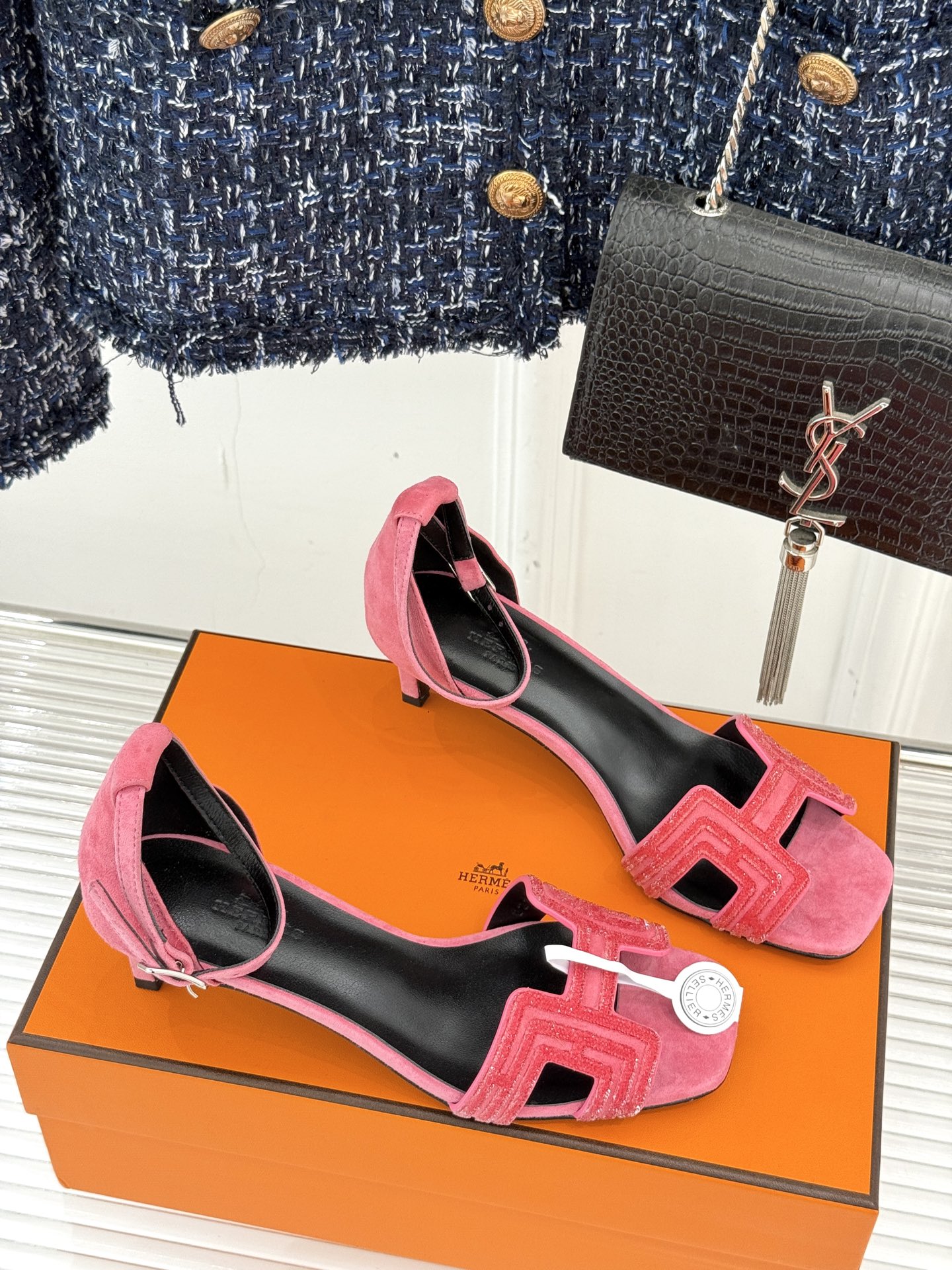 
Hermès/爱马仕经典春夏H高跟凉鞋
夏日凉鞋矩阵已就位✨  
经典H型搭扣+闪耀钻饰
细高跟勾勒修