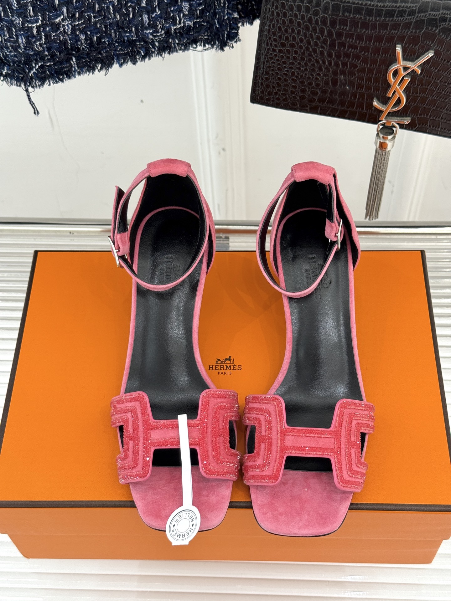 
Hermès/爱马仕经典春夏H高跟凉鞋
夏日凉鞋矩阵已就位✨  
经典H型搭扣+闪耀钻饰
细高跟勾勒修