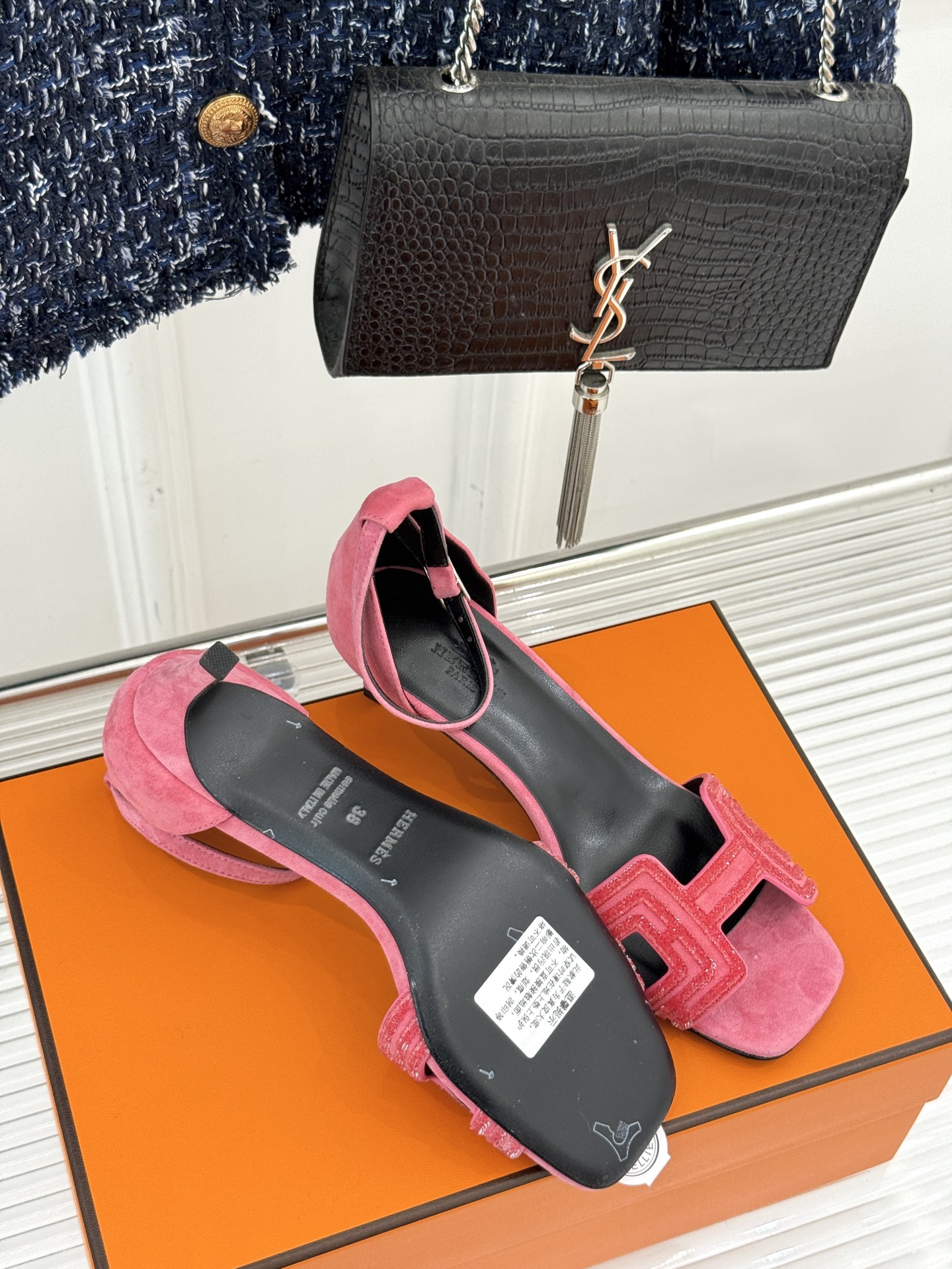 
Hermès/爱马仕经典春夏H高跟凉鞋
夏日凉鞋矩阵已就位✨  
经典H型搭扣+闪耀钻饰
细高跟勾勒修