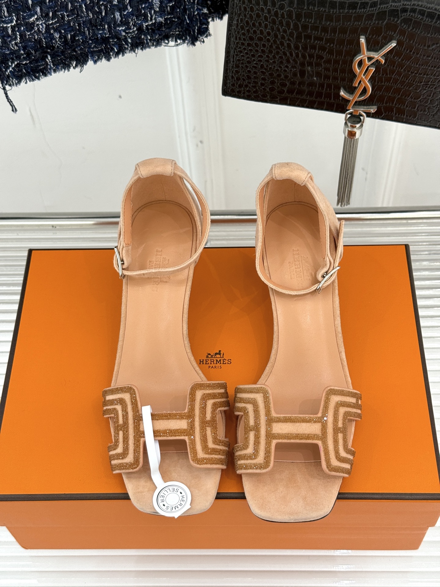 
Hermès/爱马仕经典春夏H高跟凉鞋
夏日凉鞋矩阵已就位✨  
经典H型搭扣+闪耀钻饰
细高跟勾勒修