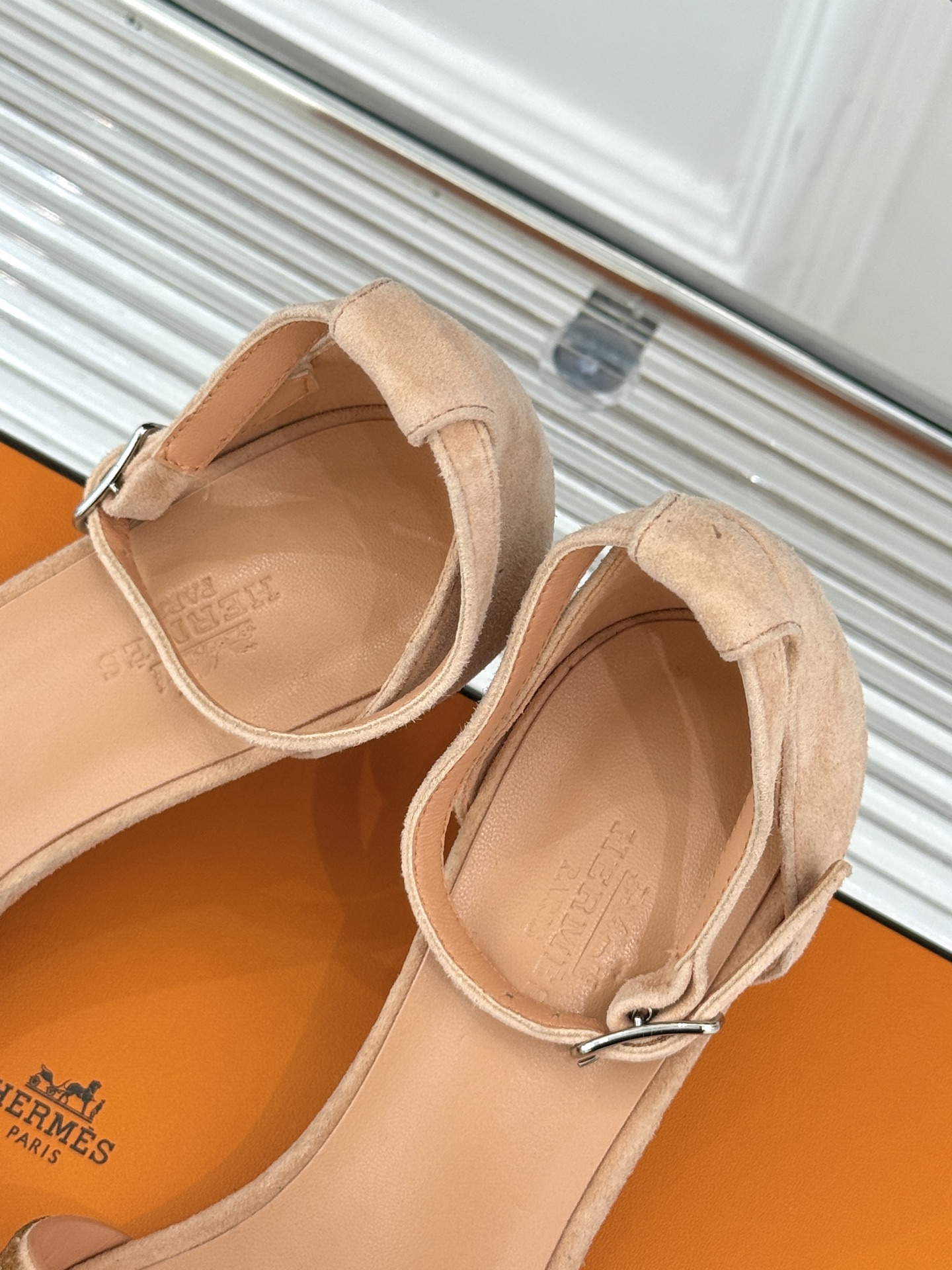 
Hermès/爱马仕经典春夏H高跟凉鞋
夏日凉鞋矩阵已就位✨  
经典H型搭扣+闪耀钻饰
细高跟勾勒修