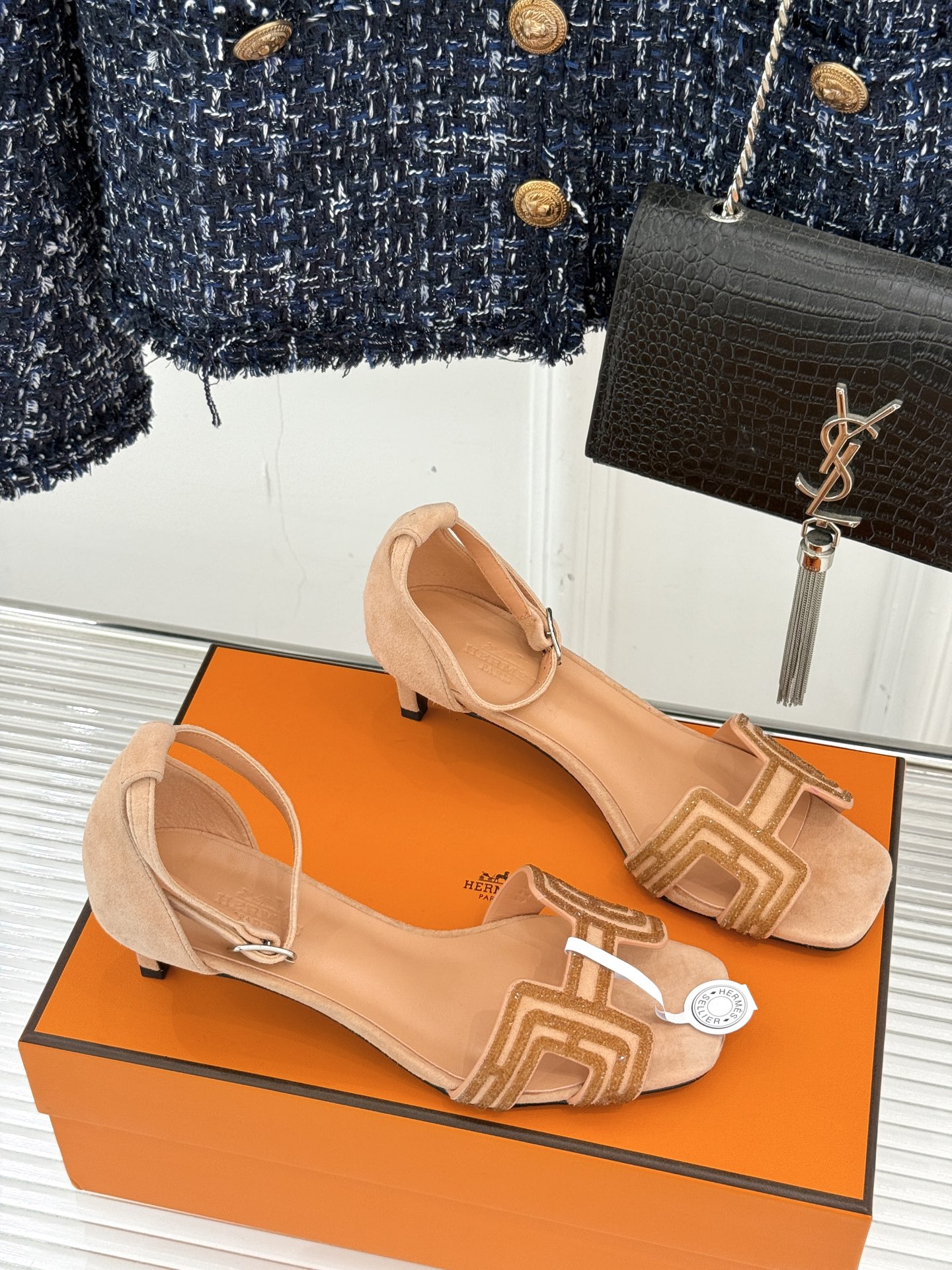 
Hermès/爱马仕经典春夏H高跟凉鞋
夏日凉鞋矩阵已就位✨  
经典H型搭扣+闪耀钻饰
细高跟勾勒修