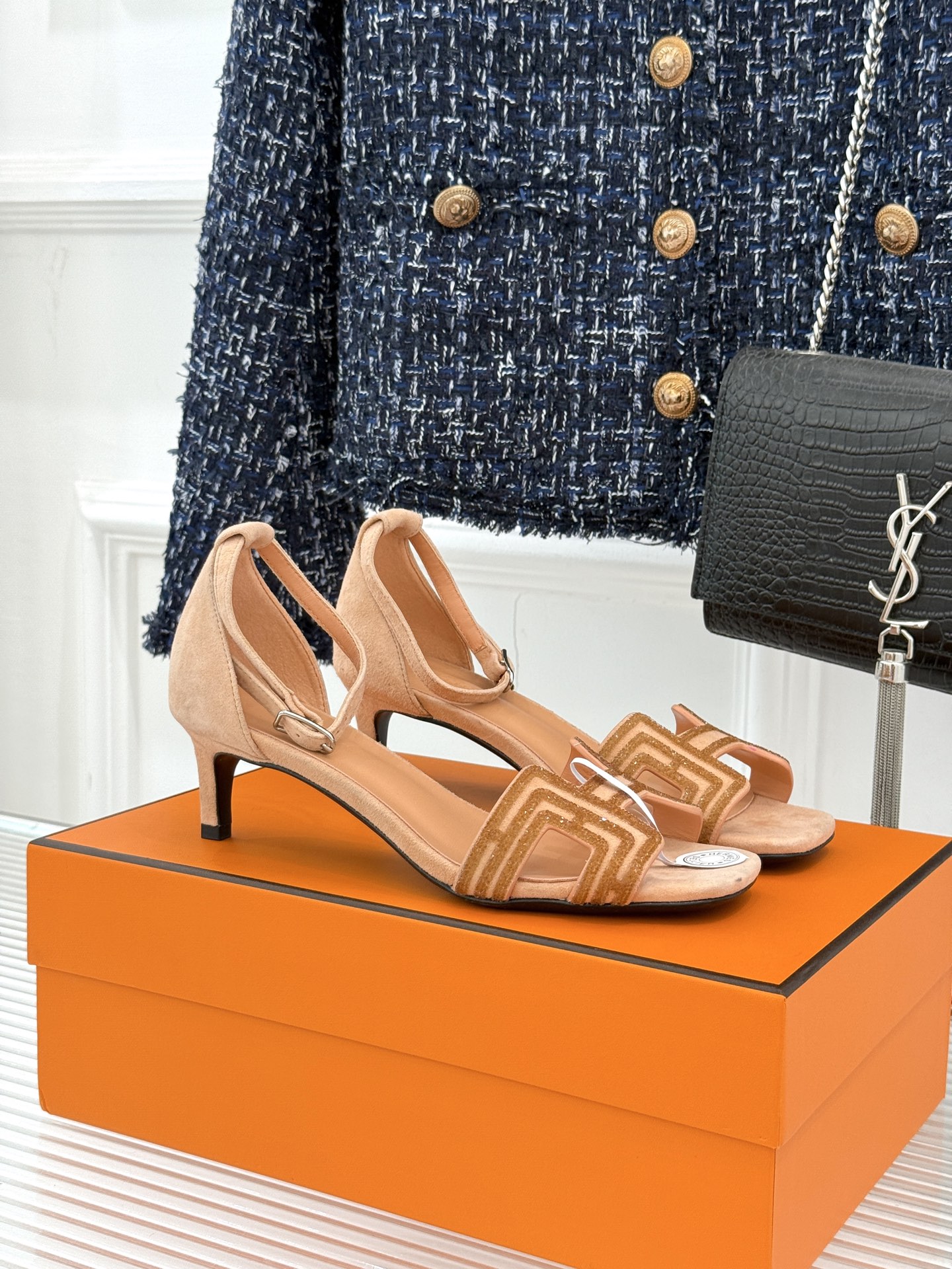 
Hermès/爱马仕经典春夏H高跟凉鞋
夏日凉鞋矩阵已就位✨  
经典H型搭扣+闪耀钻饰
细高跟勾勒修