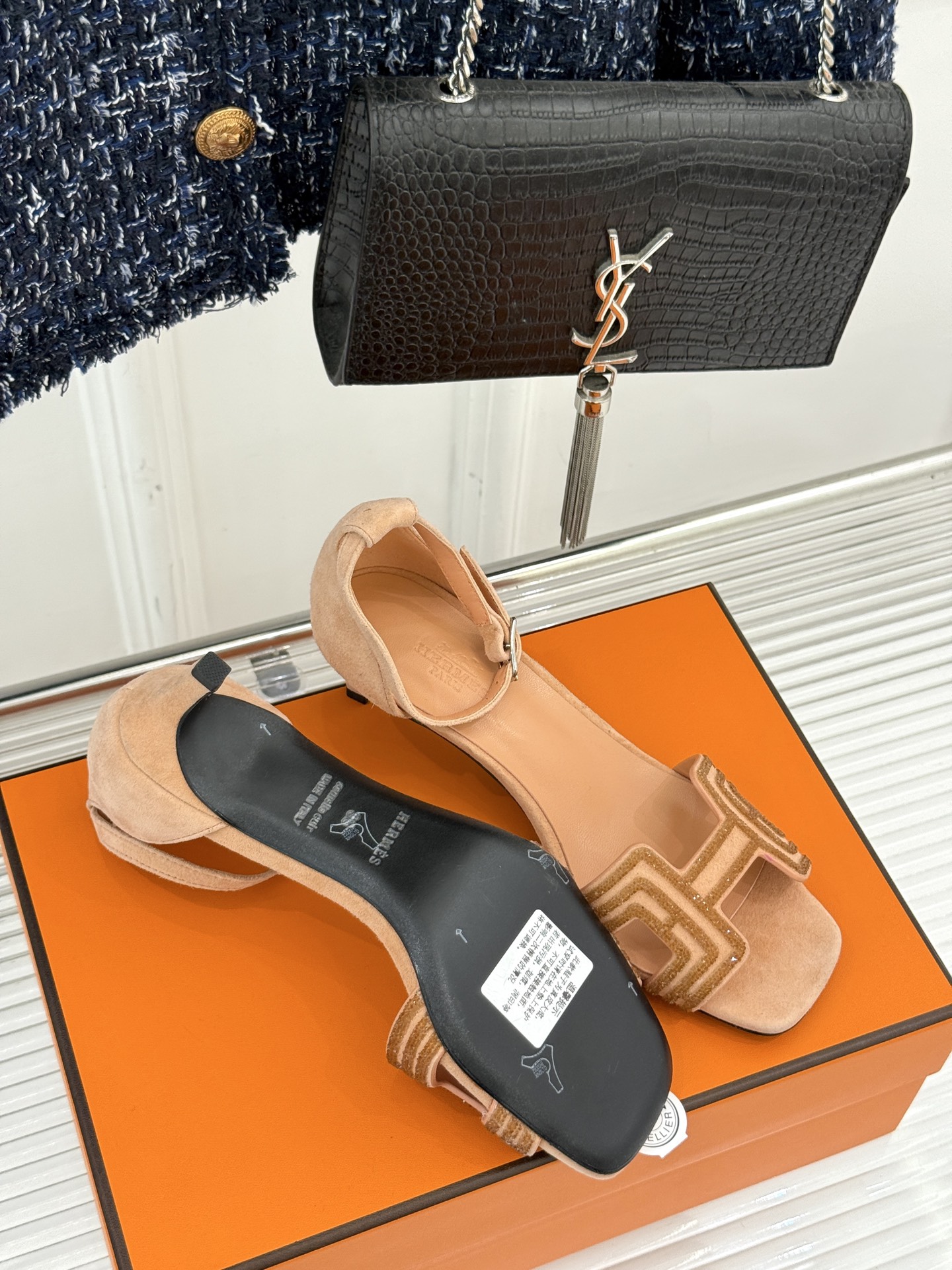 
Hermès/爱马仕经典春夏H高跟凉鞋
夏日凉鞋矩阵已就位✨  
经典H型搭扣+闪耀钻饰
细高跟勾勒修