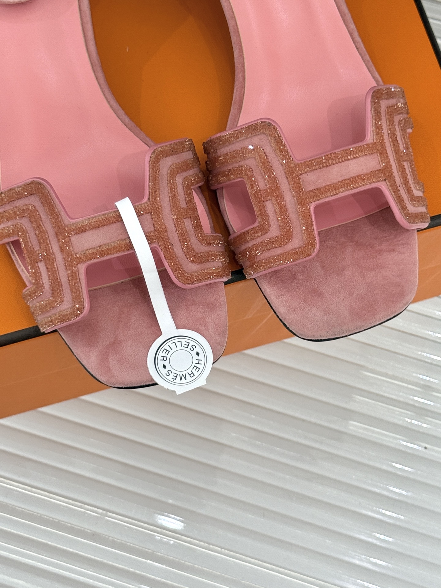 
Hermès/爱马仕经典春夏H高跟凉鞋
夏日凉鞋矩阵已就位✨  
经典H型搭扣+闪耀钻饰
细高跟勾勒修
