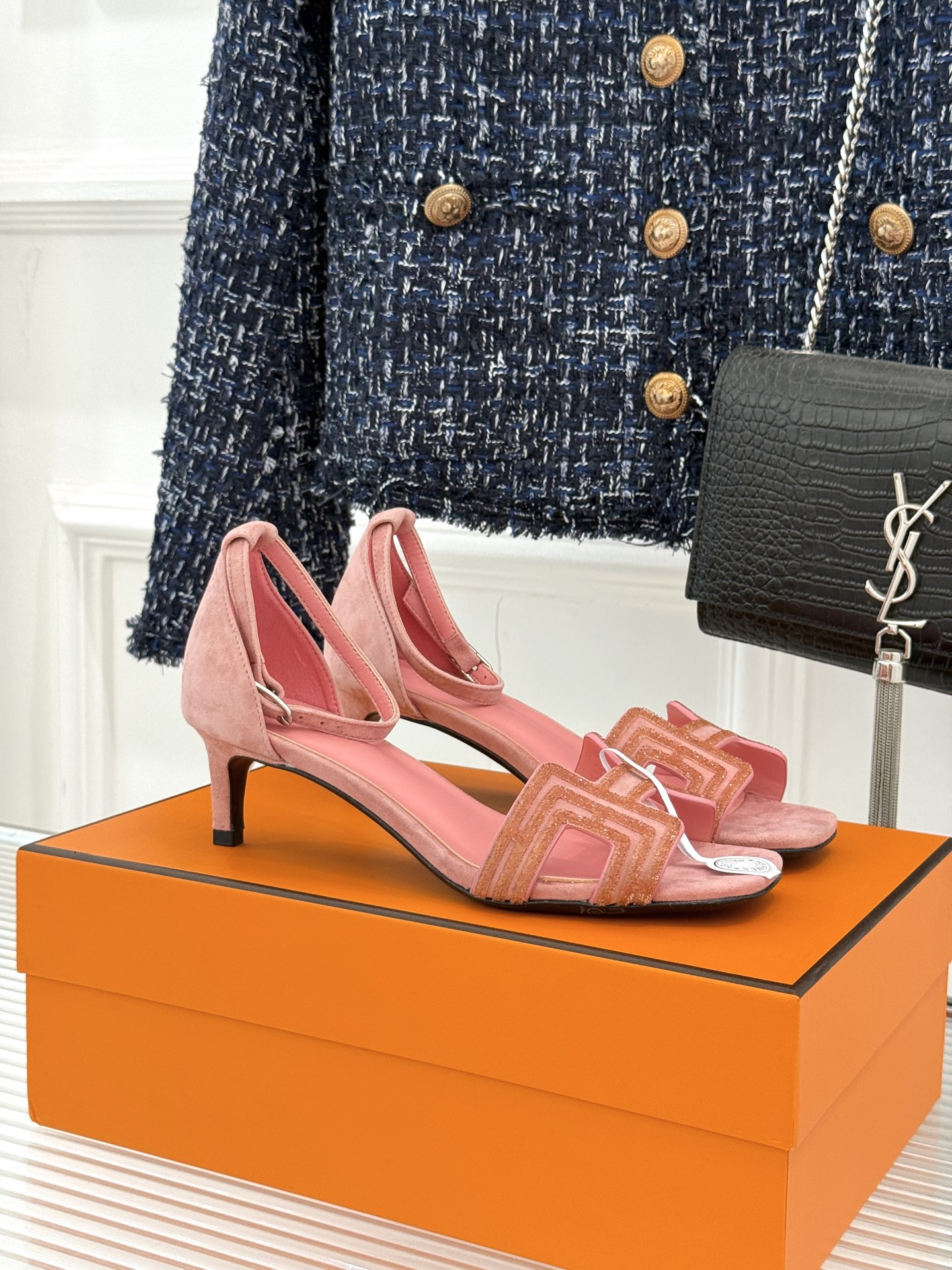 
Hermès/爱马仕经典春夏H高跟凉鞋
夏日凉鞋矩阵已就位✨  
经典H型搭扣+闪耀钻饰
细高跟勾勒修