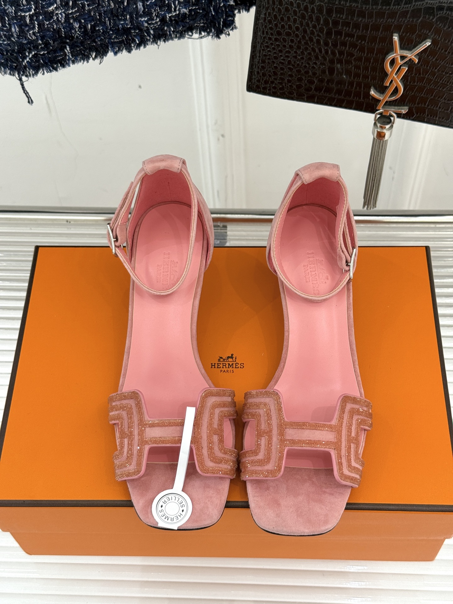 
Hermès/爱马仕经典春夏H高跟凉鞋
夏日凉鞋矩阵已就位✨  
经典H型搭扣+闪耀钻饰
细高跟勾勒修