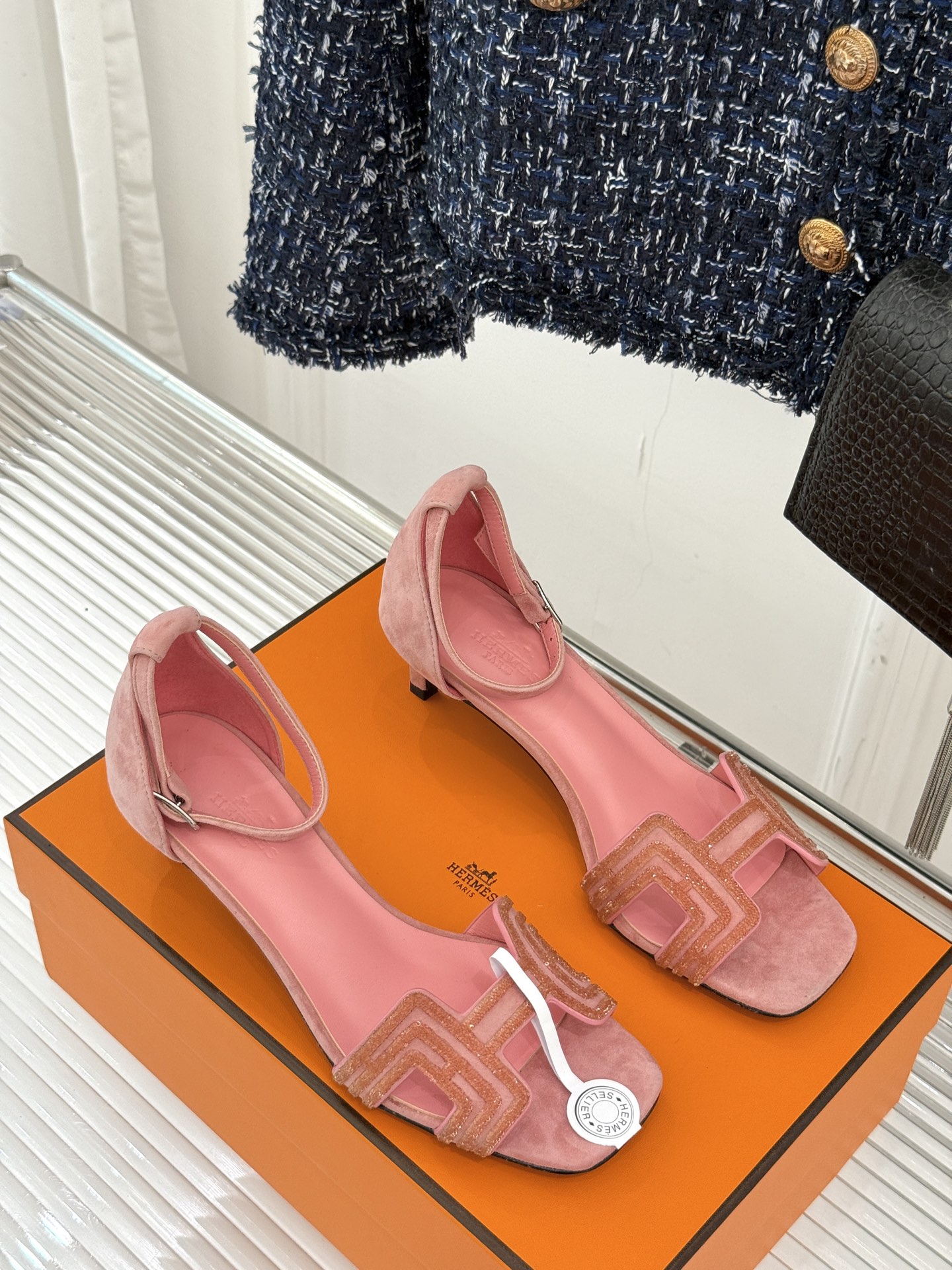 
Hermès/爱马仕经典春夏H高跟凉鞋
夏日凉鞋矩阵已就位✨  
经典H型搭扣+闪耀钻饰
细高跟勾勒修