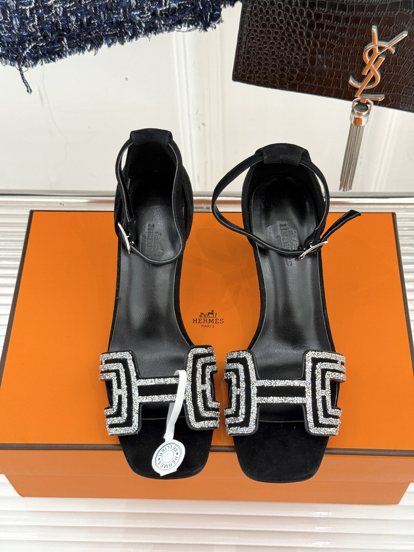 
Hermès/爱马仕经典春夏H高跟凉鞋
夏日凉鞋矩阵已就位✨  
经典H型搭扣+闪耀钻饰
细高跟勾勒修