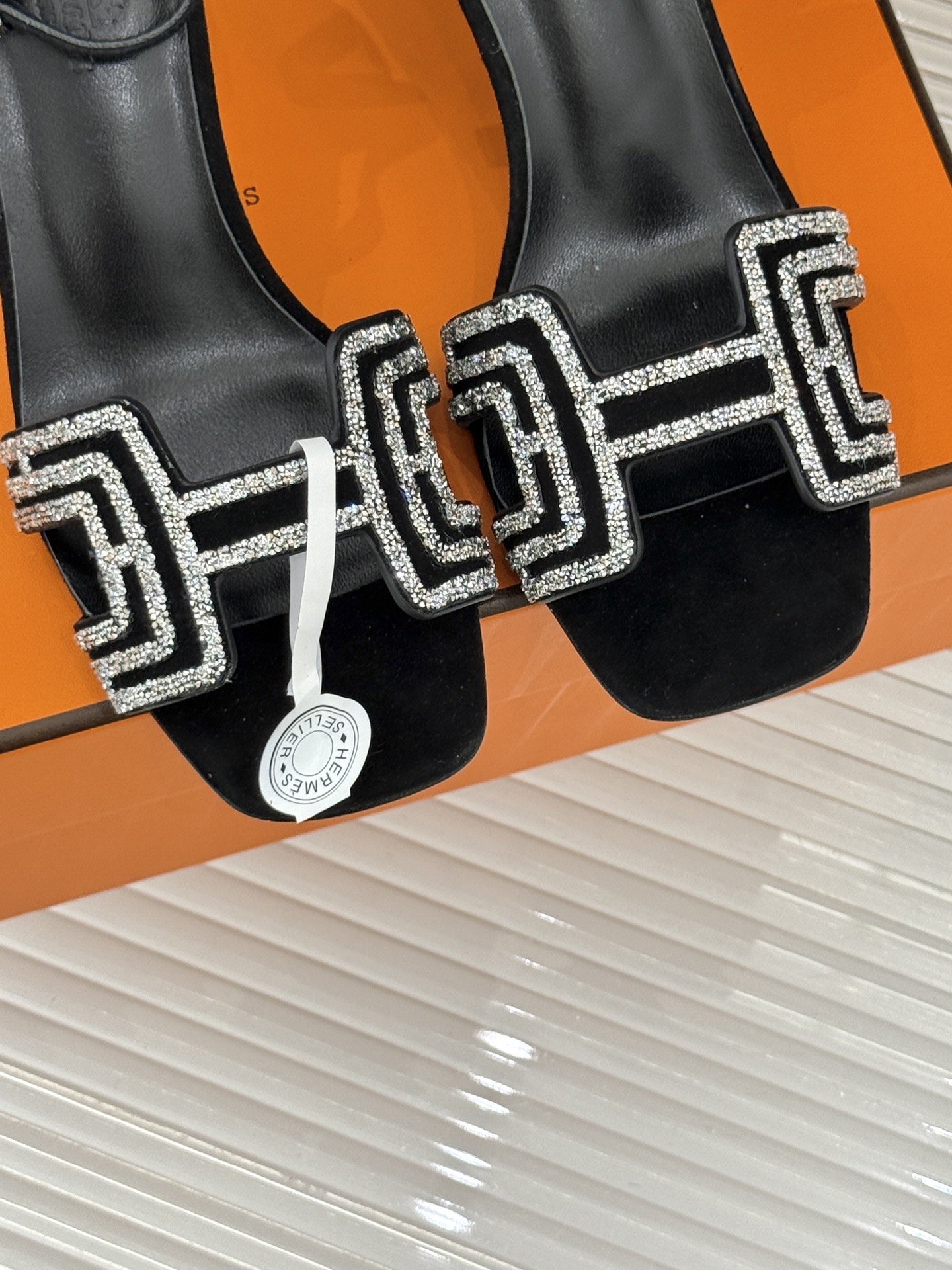 
Hermès/爱马仕经典春夏H高跟凉鞋
夏日凉鞋矩阵已就位✨  
经典H型搭扣+闪耀钻饰
细高跟勾勒修