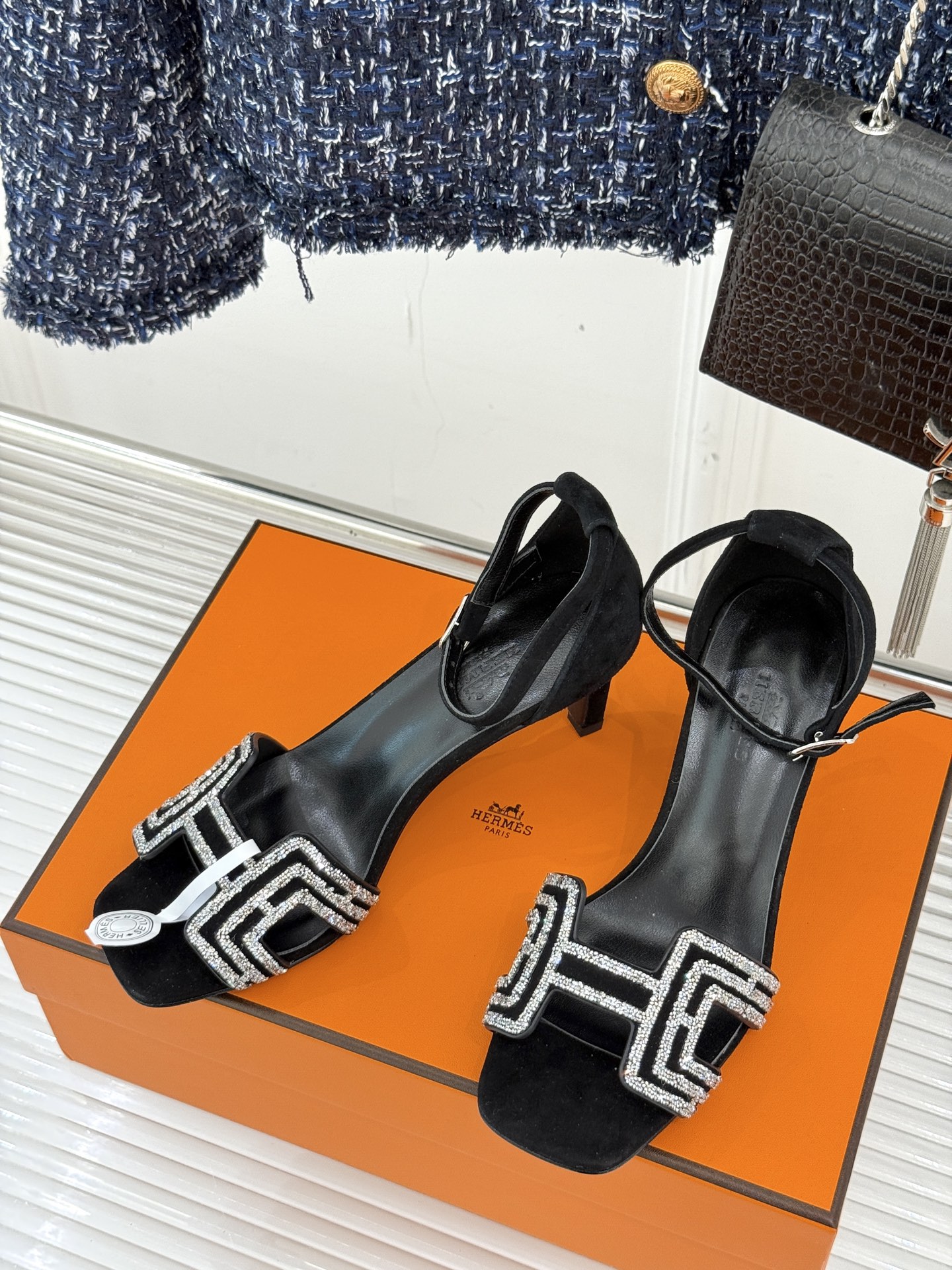 
Hermès/爱马仕经典春夏H高跟凉鞋
夏日凉鞋矩阵已就位✨  
经典H型搭扣+闪耀钻饰
细高跟勾勒修
