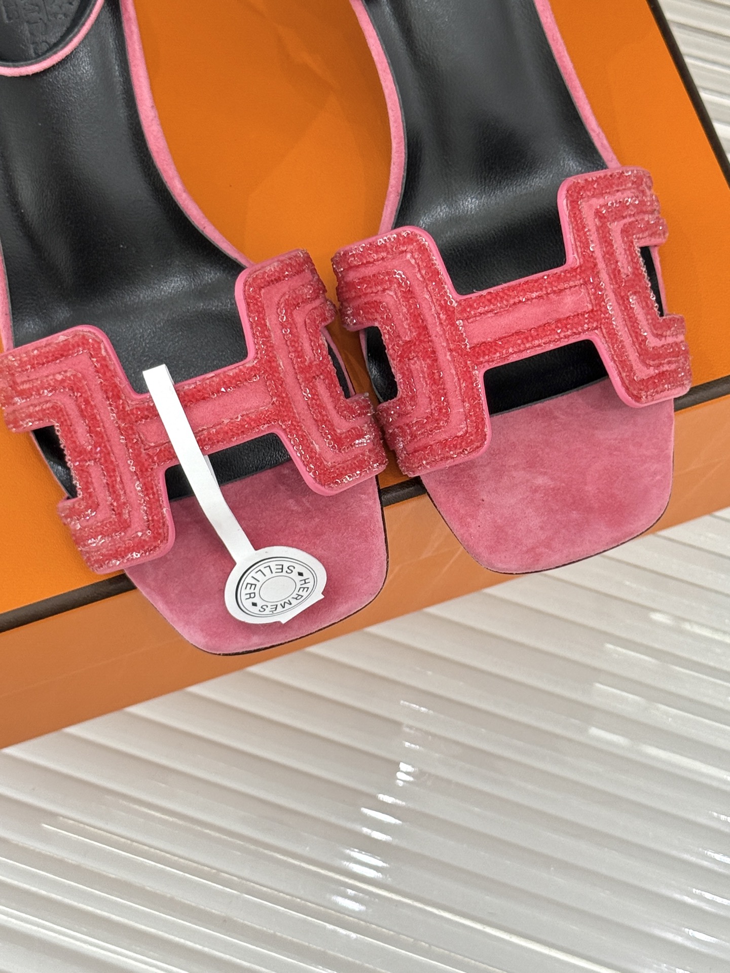 
Hermès/爱马仕经典春夏H高跟凉鞋
夏日凉鞋矩阵已就位✨  
经典H型搭扣+闪耀钻饰
细高跟勾勒修