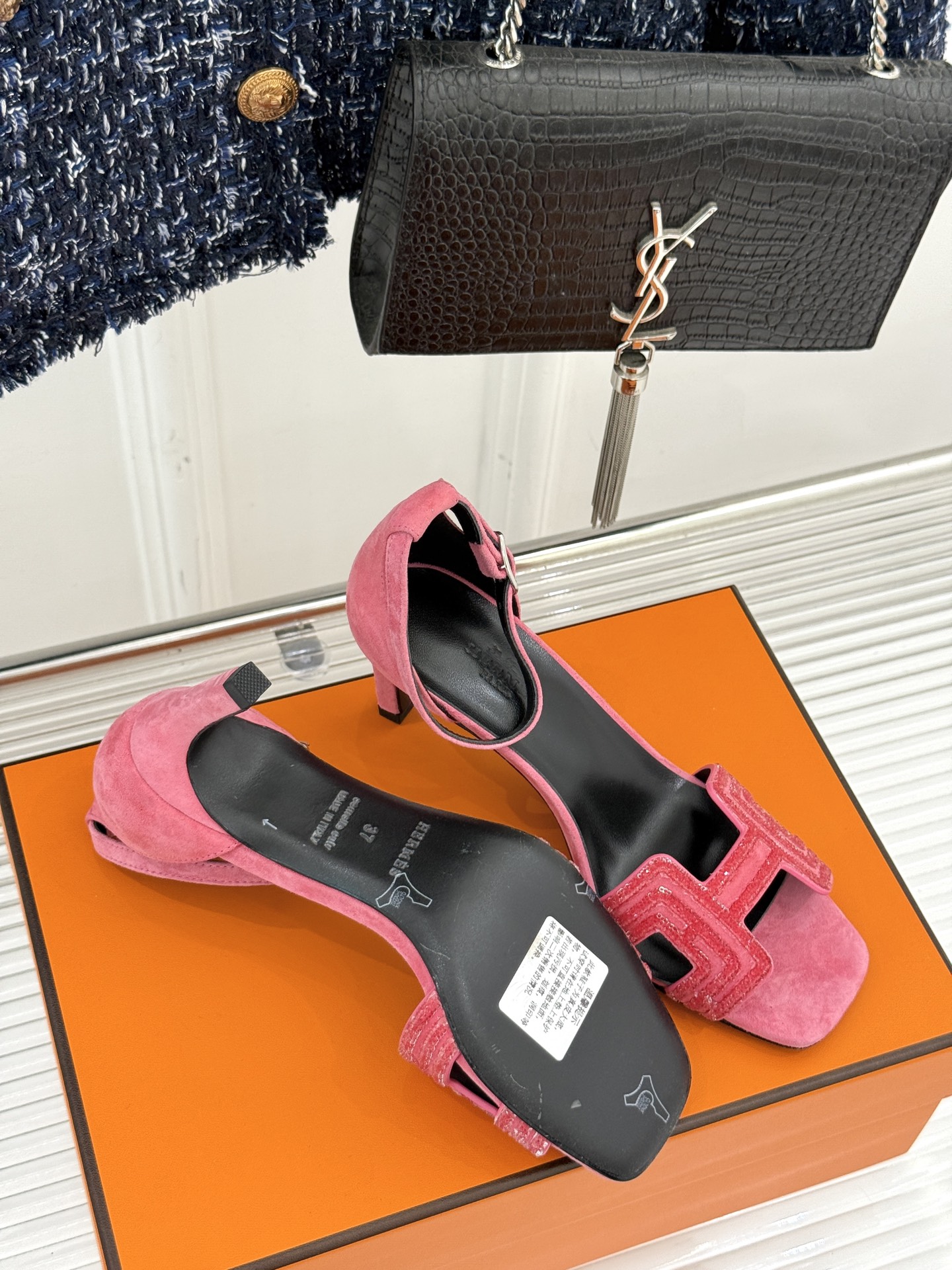 
Hermès/爱马仕经典春夏H高跟凉鞋
夏日凉鞋矩阵已就位✨  
经典H型搭扣+闪耀钻饰
细高跟勾勒修
