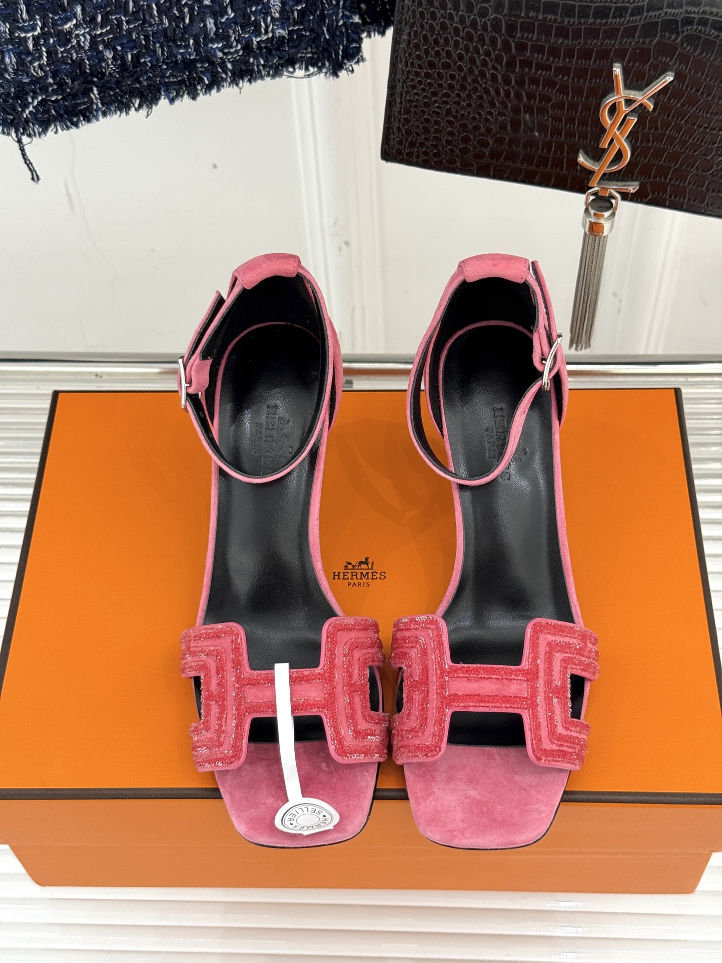 
Hermès/爱马仕经典春夏H高跟凉鞋
夏日凉鞋矩阵已就位✨  
经典H型搭扣+闪耀钻饰
细高跟勾勒修