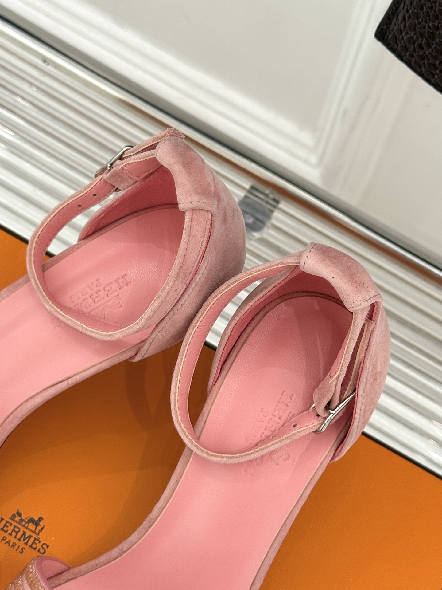 
Hermès/爱马仕经典春夏H高跟凉鞋
夏日凉鞋矩阵已就位✨  
经典H型搭扣+闪耀钻饰
细高跟勾勒修