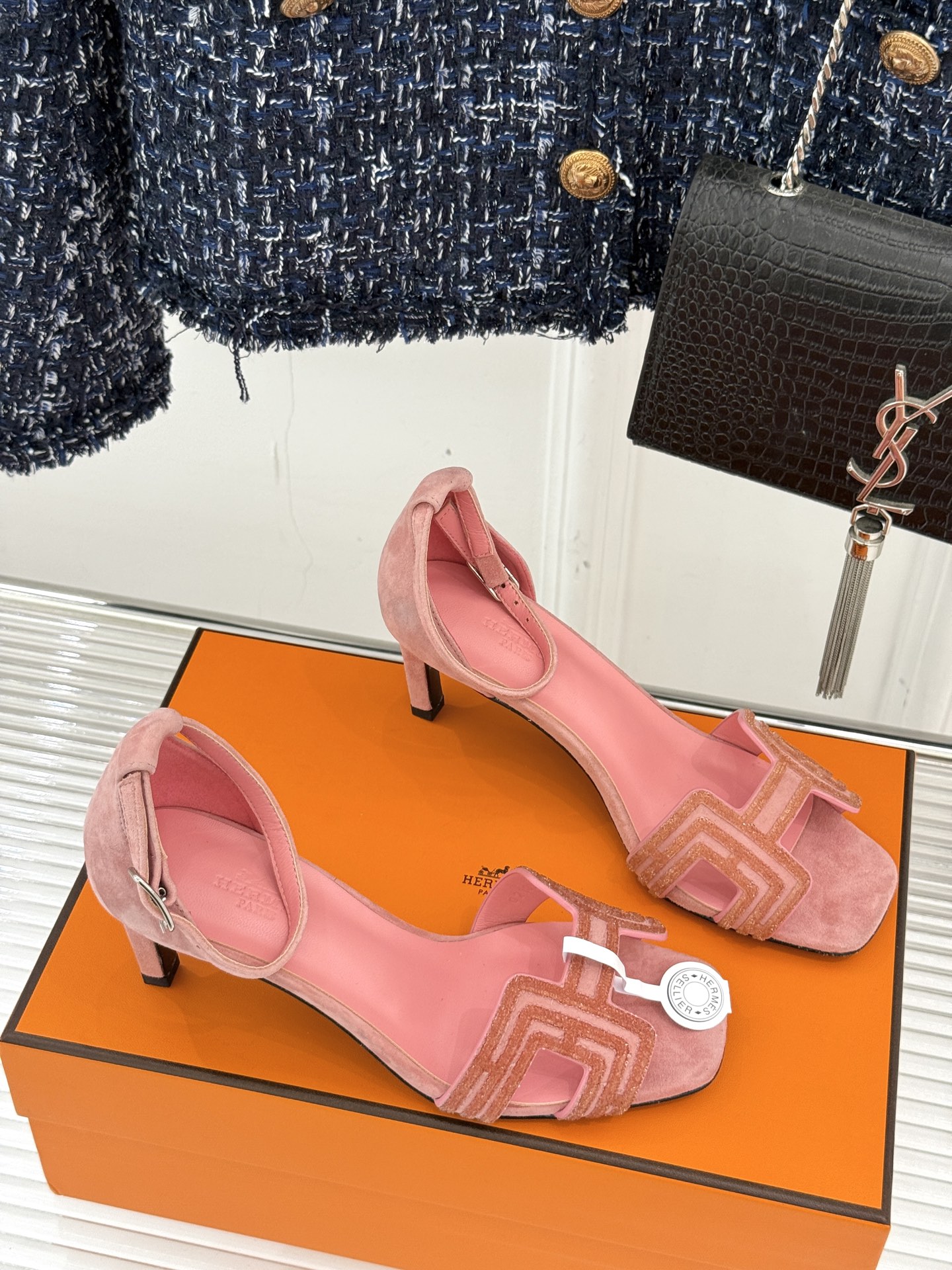 
Hermès/爱马仕经典春夏H高跟凉鞋
夏日凉鞋矩阵已就位✨  
经典H型搭扣+闪耀钻饰
细高跟勾勒修