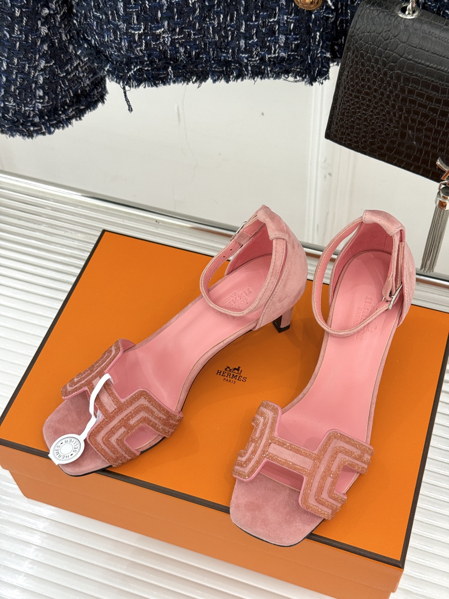 
Hermès/爱马仕经典春夏H高跟凉鞋
夏日凉鞋矩阵已就位✨  
经典H型搭扣+闪耀钻饰
细高跟勾勒修