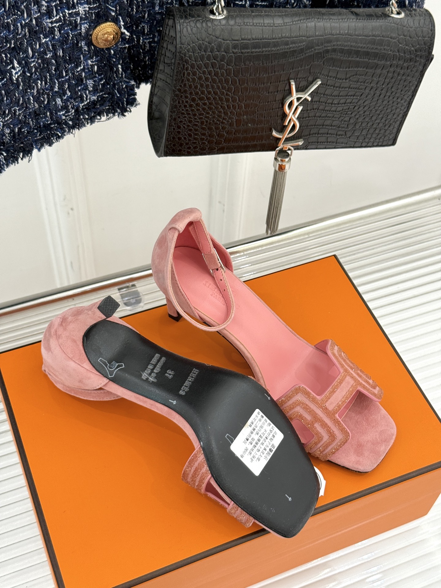 
Hermès/爱马仕经典春夏H高跟凉鞋
夏日凉鞋矩阵已就位✨  
经典H型搭扣+闪耀钻饰
细高跟勾勒修