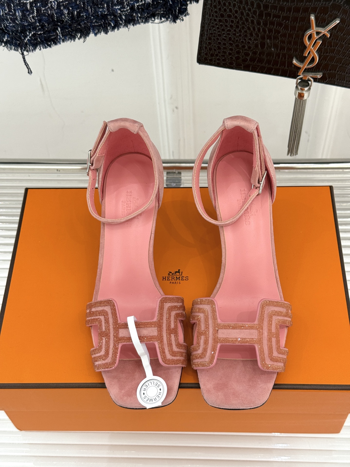 
Hermès/爱马仕经典春夏H高跟凉鞋
夏日凉鞋矩阵已就位✨  
经典H型搭扣+闪耀钻饰
细高跟勾勒修
