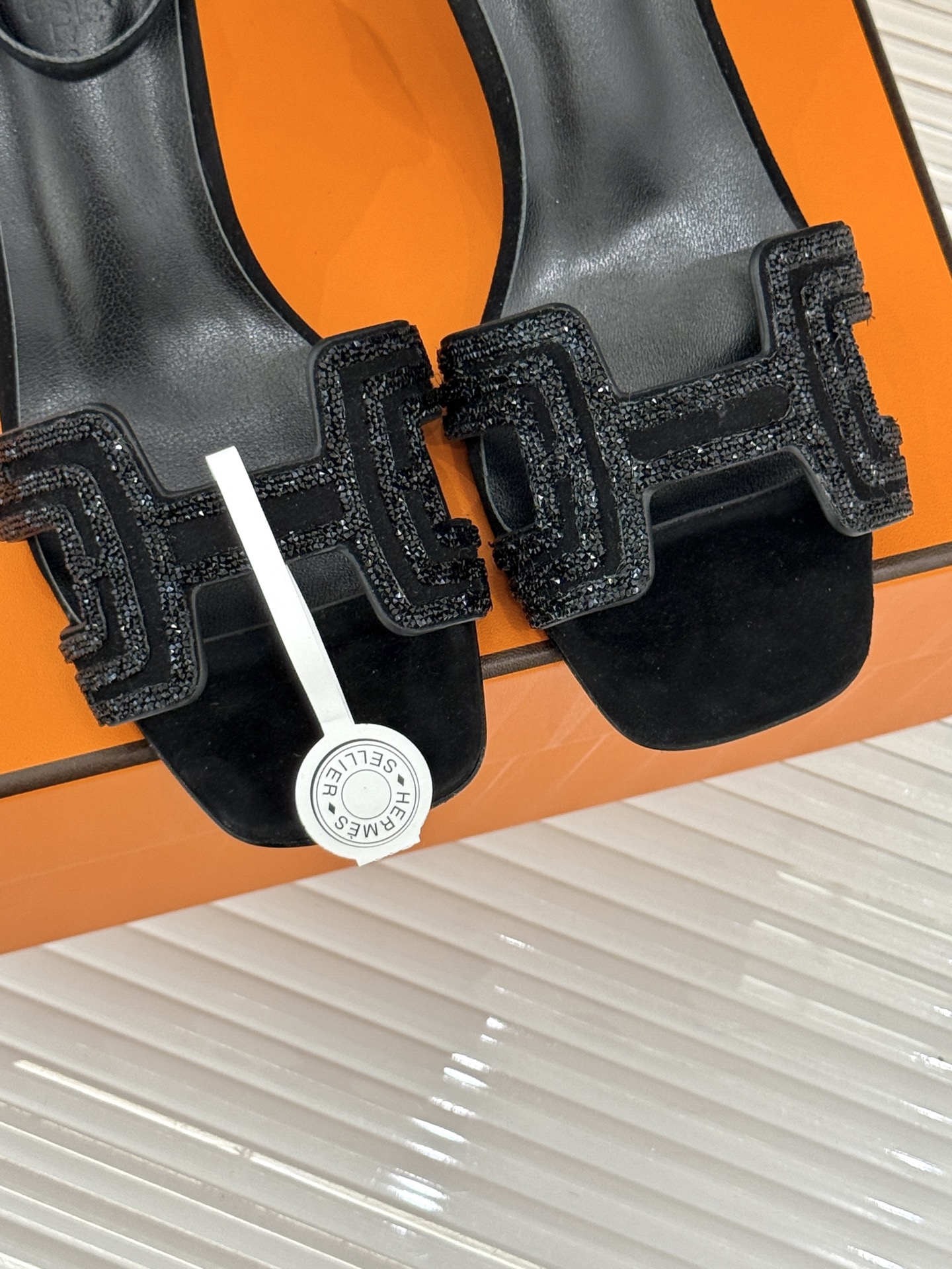 
Hermès/爱马仕经典春夏H高跟凉鞋
夏日凉鞋矩阵已就位✨  
经典H型搭扣+闪耀钻饰
细高跟勾勒修