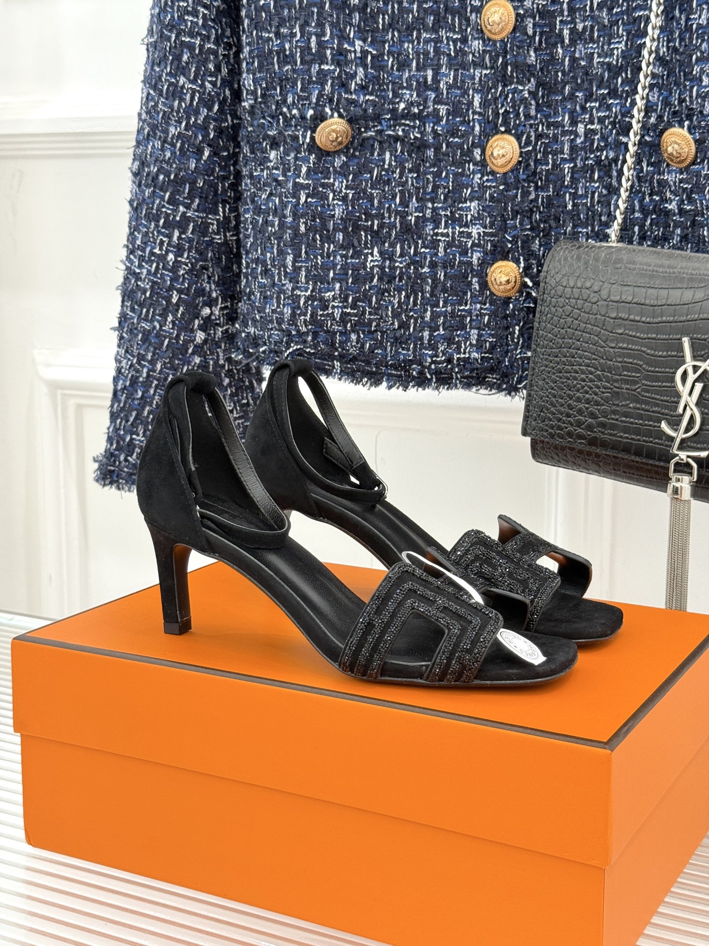 
Hermès/爱马仕经典春夏H高跟凉鞋
夏日凉鞋矩阵已就位✨  
经典H型搭扣+闪耀钻饰
细高跟勾勒修