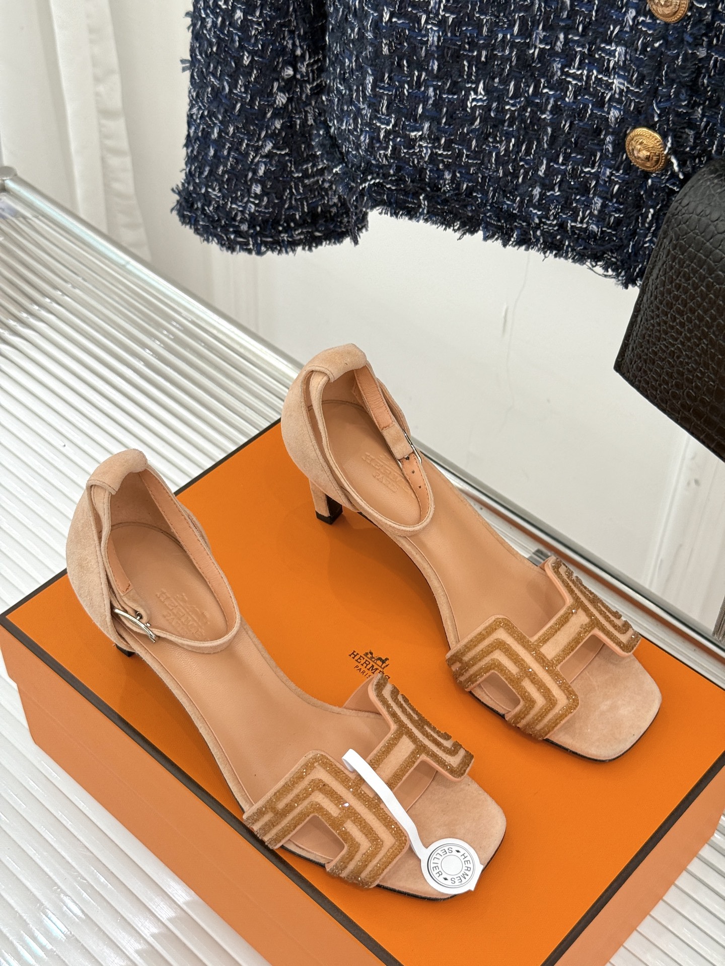 
Hermès/爱马仕经典春夏H高跟凉鞋
夏日凉鞋矩阵已就位✨  
经典H型搭扣+闪耀钻饰
细高跟勾勒修