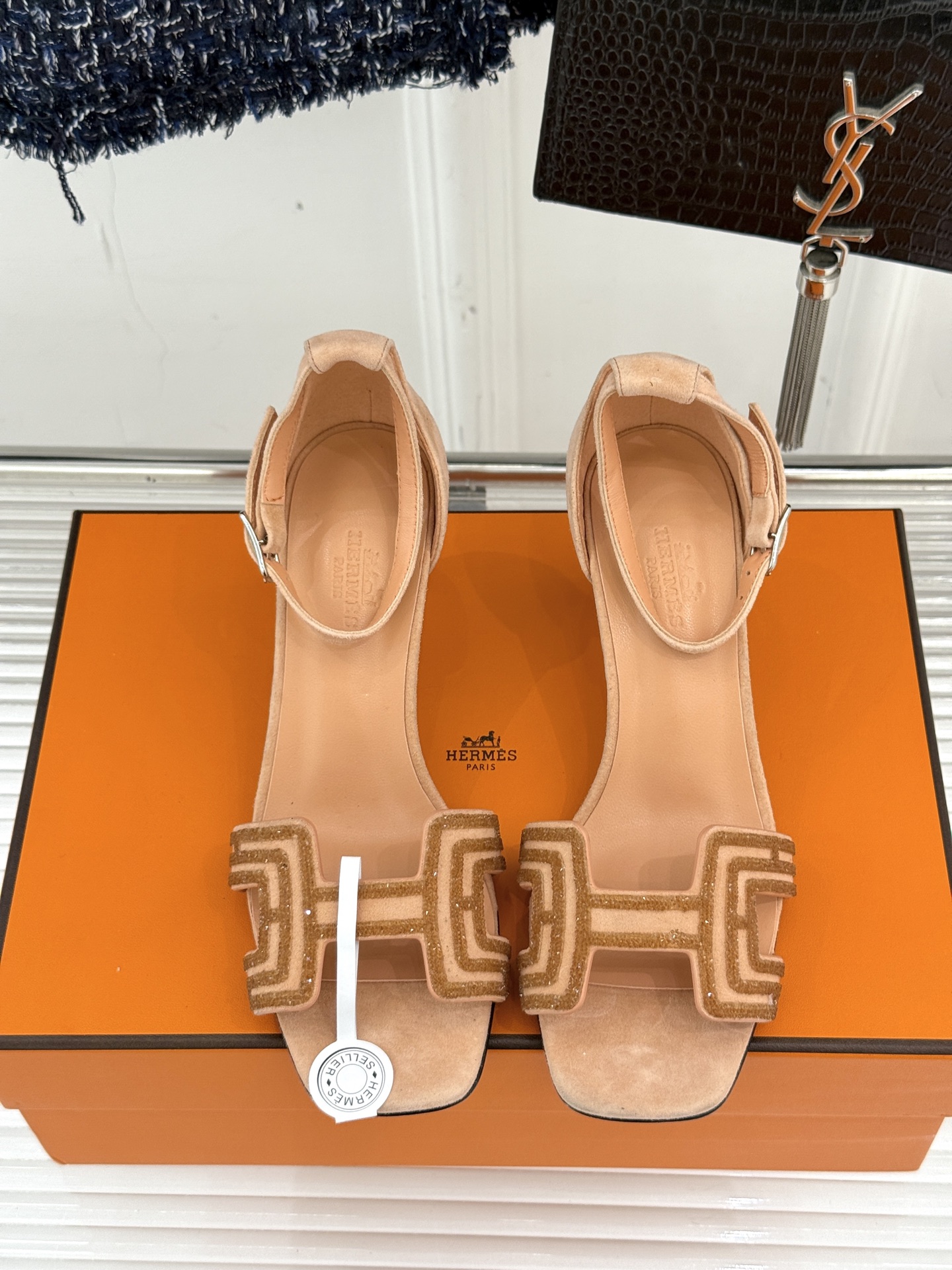 
Hermès/爱马仕经典春夏H高跟凉鞋
夏日凉鞋矩阵已就位✨  
经典H型搭扣+闪耀钻饰
细高跟勾勒修