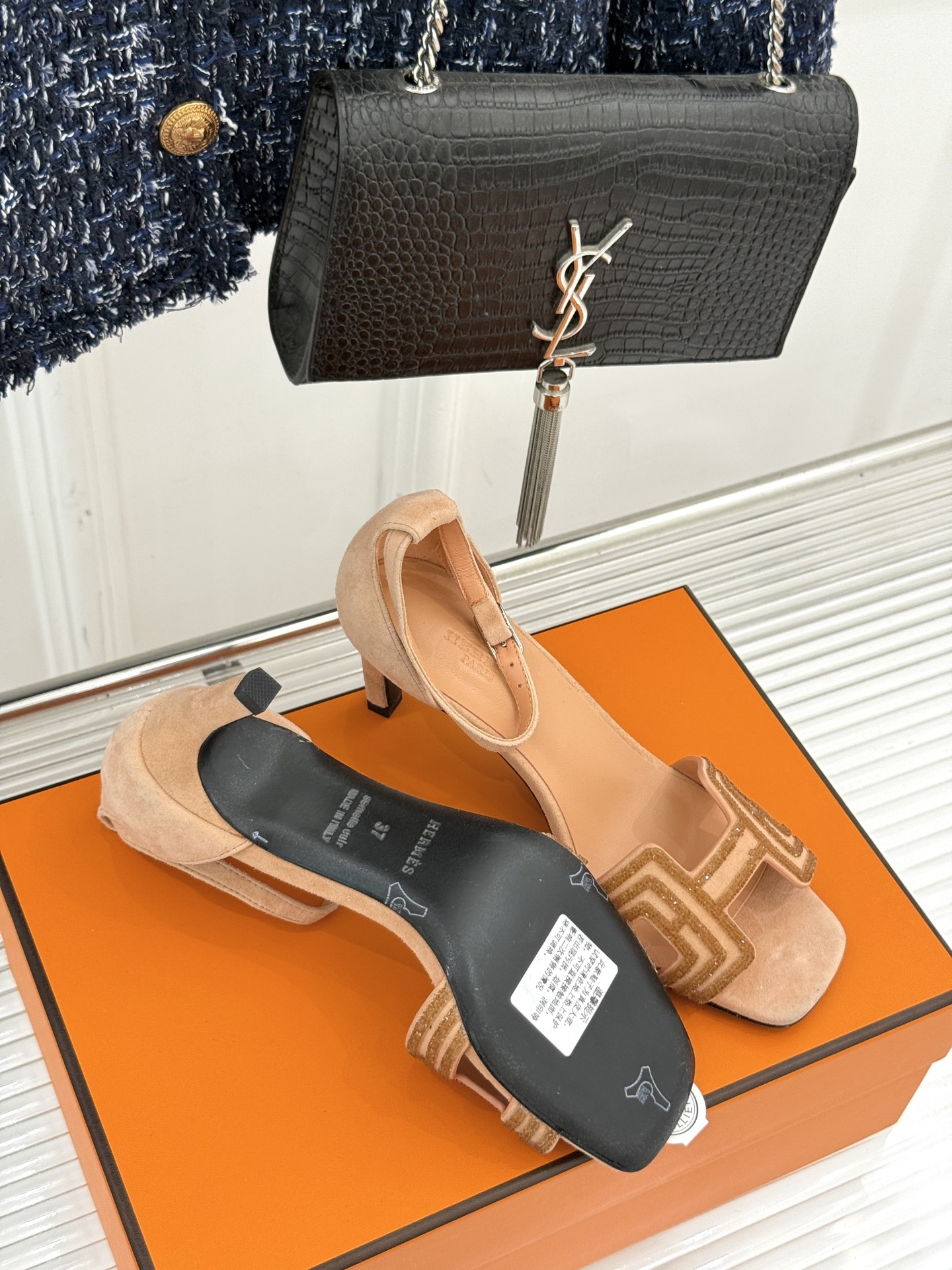 
Hermès/爱马仕经典春夏H高跟凉鞋
夏日凉鞋矩阵已就位✨  
经典H型搭扣+闪耀钻饰
细高跟勾勒修