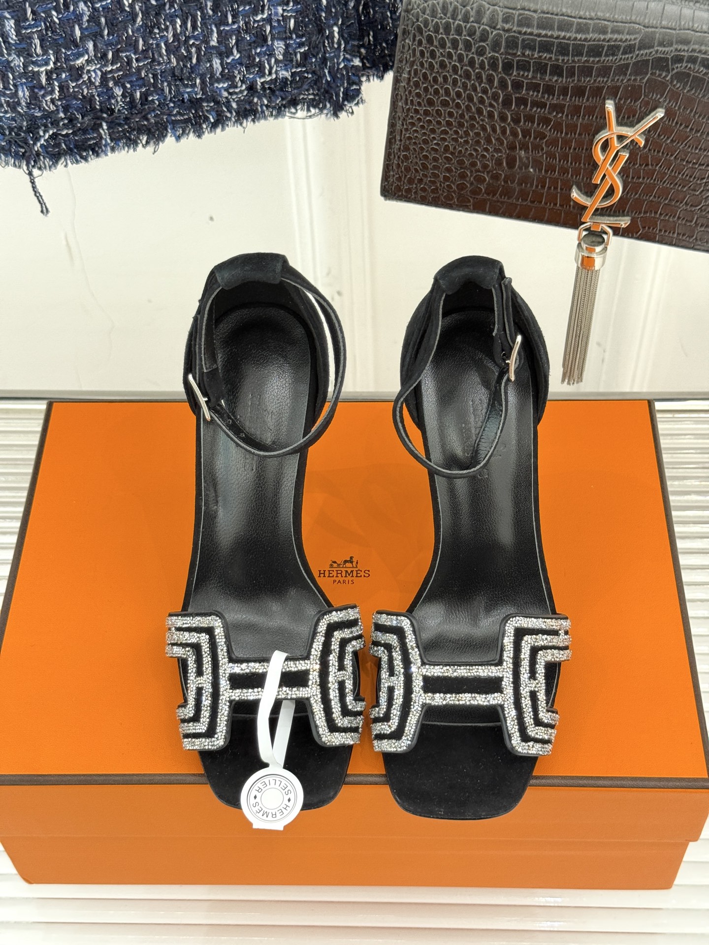 
Hermès/爱马仕经典春夏H高跟凉鞋
夏日凉鞋矩阵已就位✨  
经典H型搭扣+闪耀钻饰
细高跟勾勒修