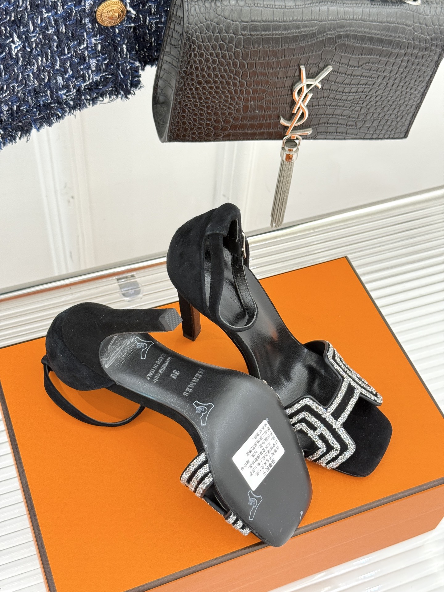 
Hermès/爱马仕经典春夏H高跟凉鞋
夏日凉鞋矩阵已就位✨  
经典H型搭扣+闪耀钻饰
细高跟勾勒修