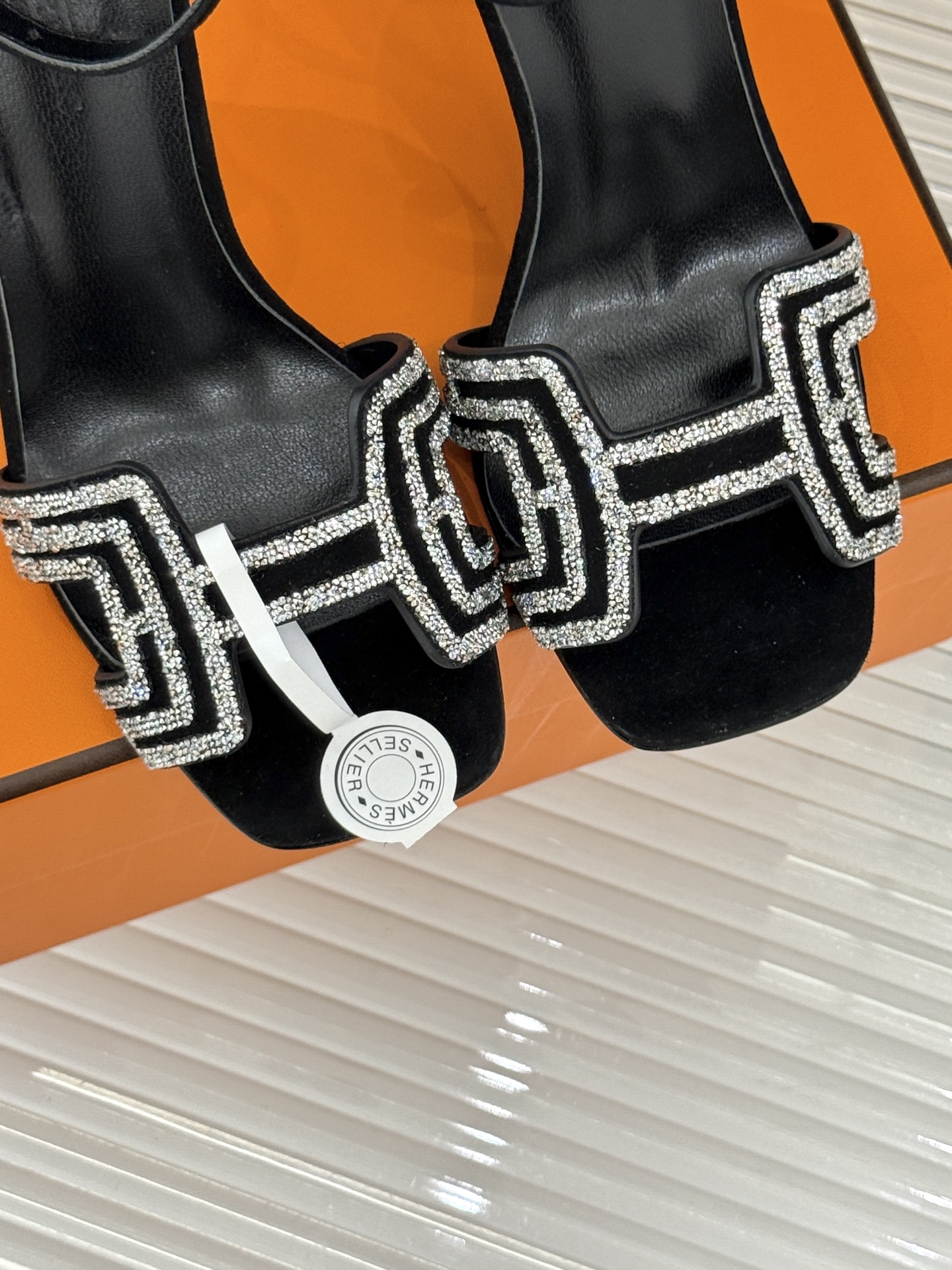 
Hermès/爱马仕经典春夏H高跟凉鞋
夏日凉鞋矩阵已就位✨  
经典H型搭扣+闪耀钻饰
细高跟勾勒修