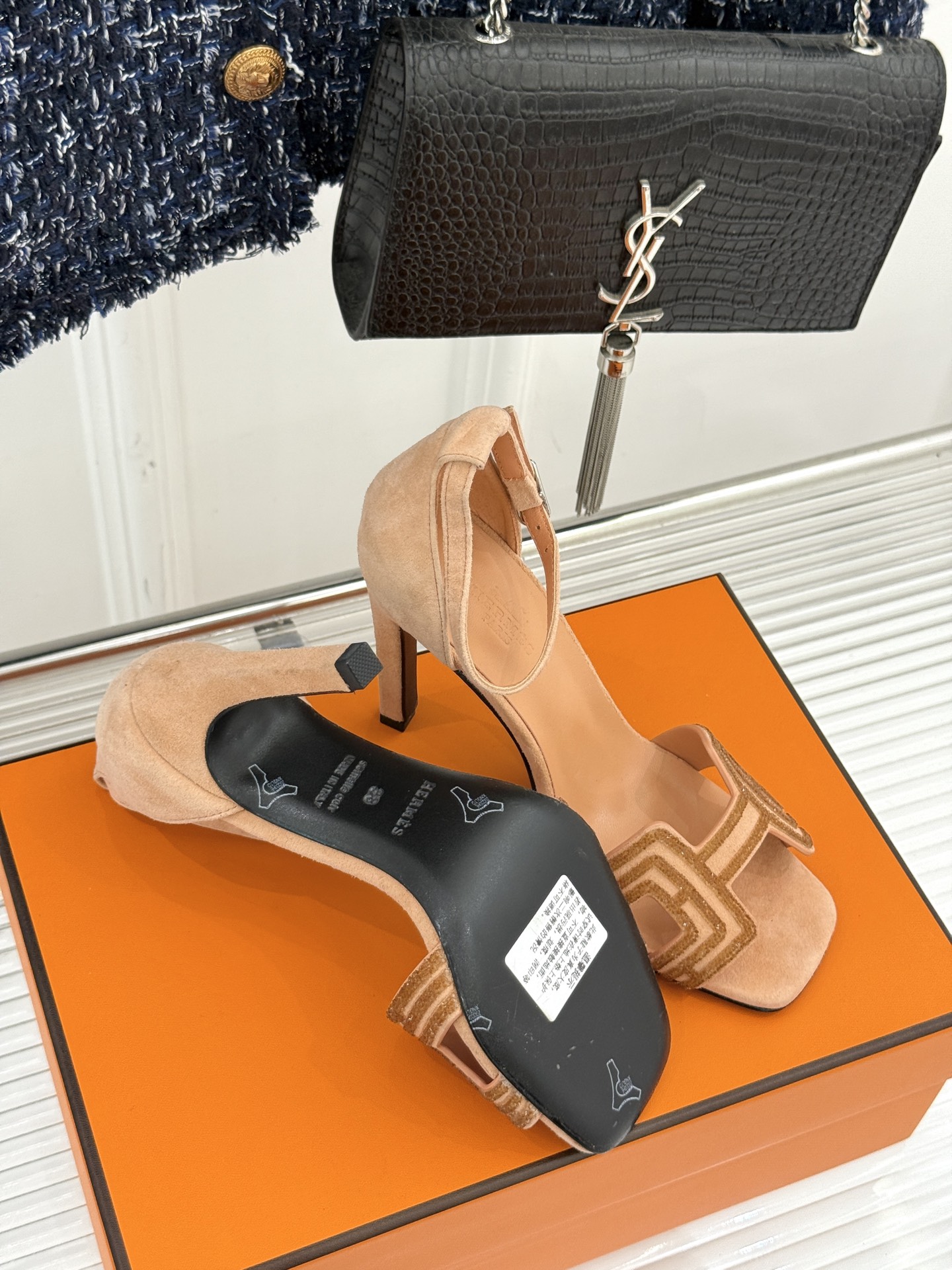 
Hermès/爱马仕经典春夏H高跟凉鞋
夏日凉鞋矩阵已就位✨  
经典H型搭扣+闪耀钻饰
细高跟勾勒修
