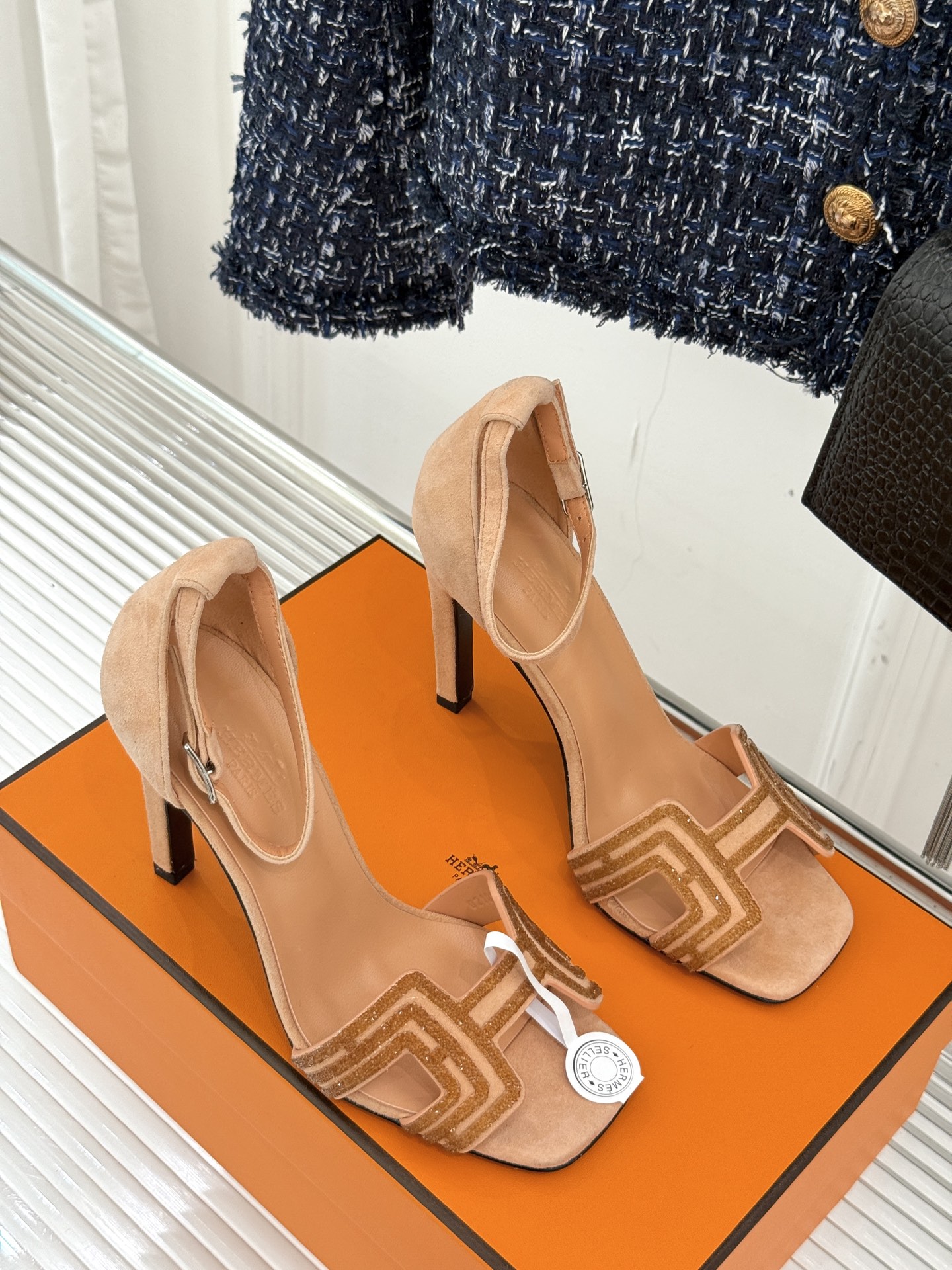 
Hermès/爱马仕经典春夏H高跟凉鞋
夏日凉鞋矩阵已就位✨  
经典H型搭扣+闪耀钻饰
细高跟勾勒修