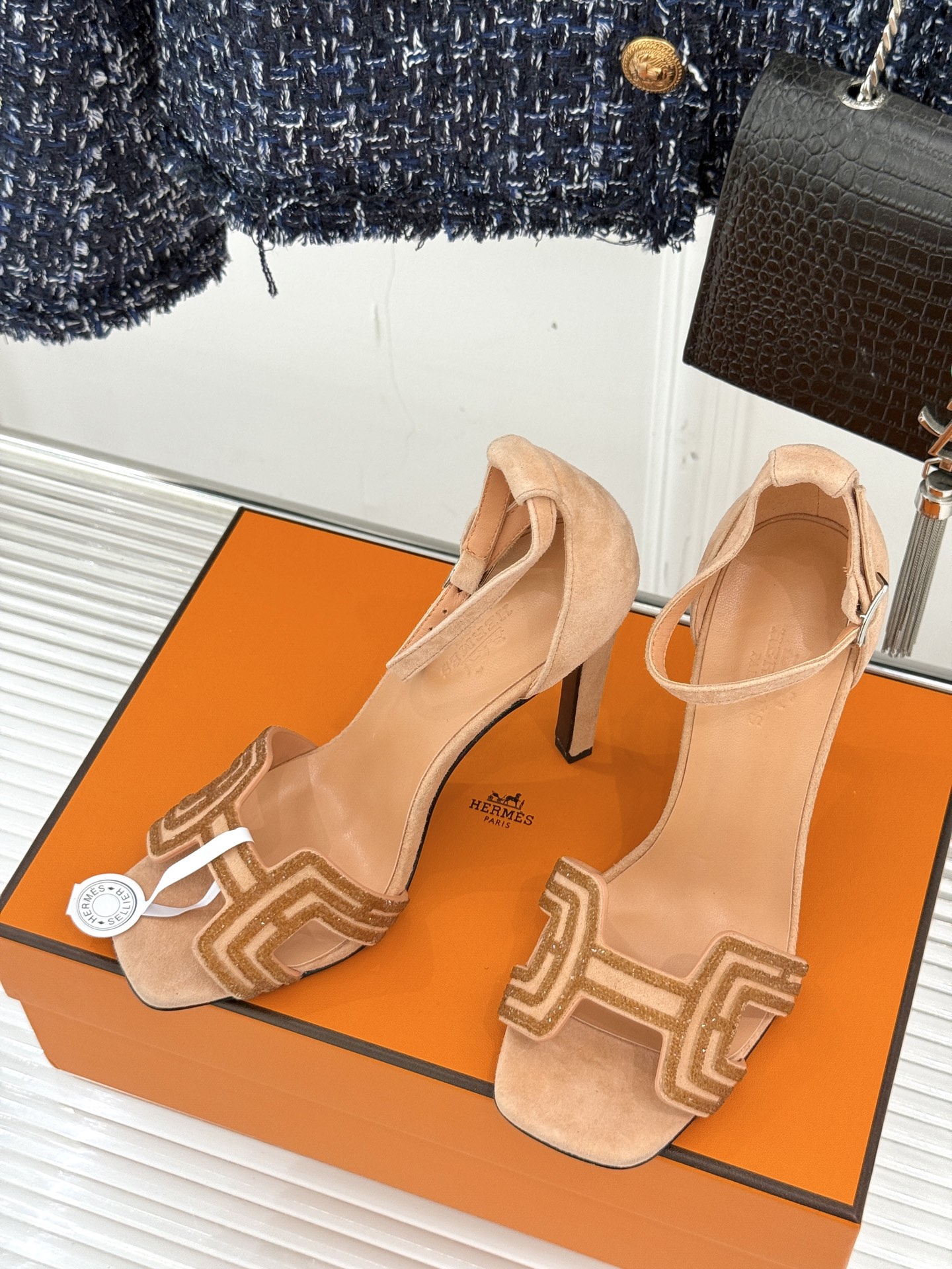 
Hermès/爱马仕经典春夏H高跟凉鞋
夏日凉鞋矩阵已就位✨  
经典H型搭扣+闪耀钻饰
细高跟勾勒修