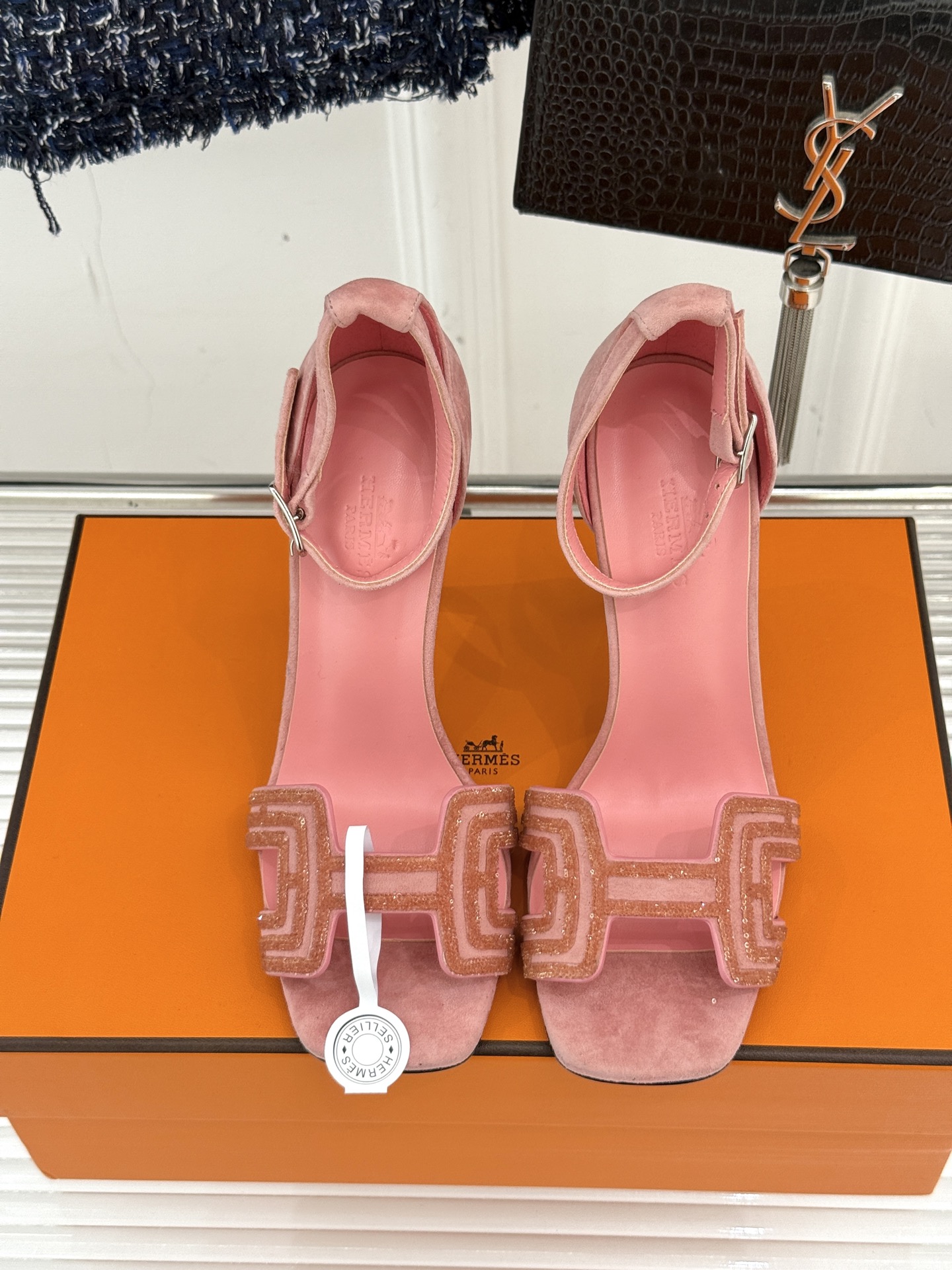 
Hermès/爱马仕经典春夏H高跟凉鞋
夏日凉鞋矩阵已就位✨  
经典H型搭扣+闪耀钻饰
细高跟勾勒修