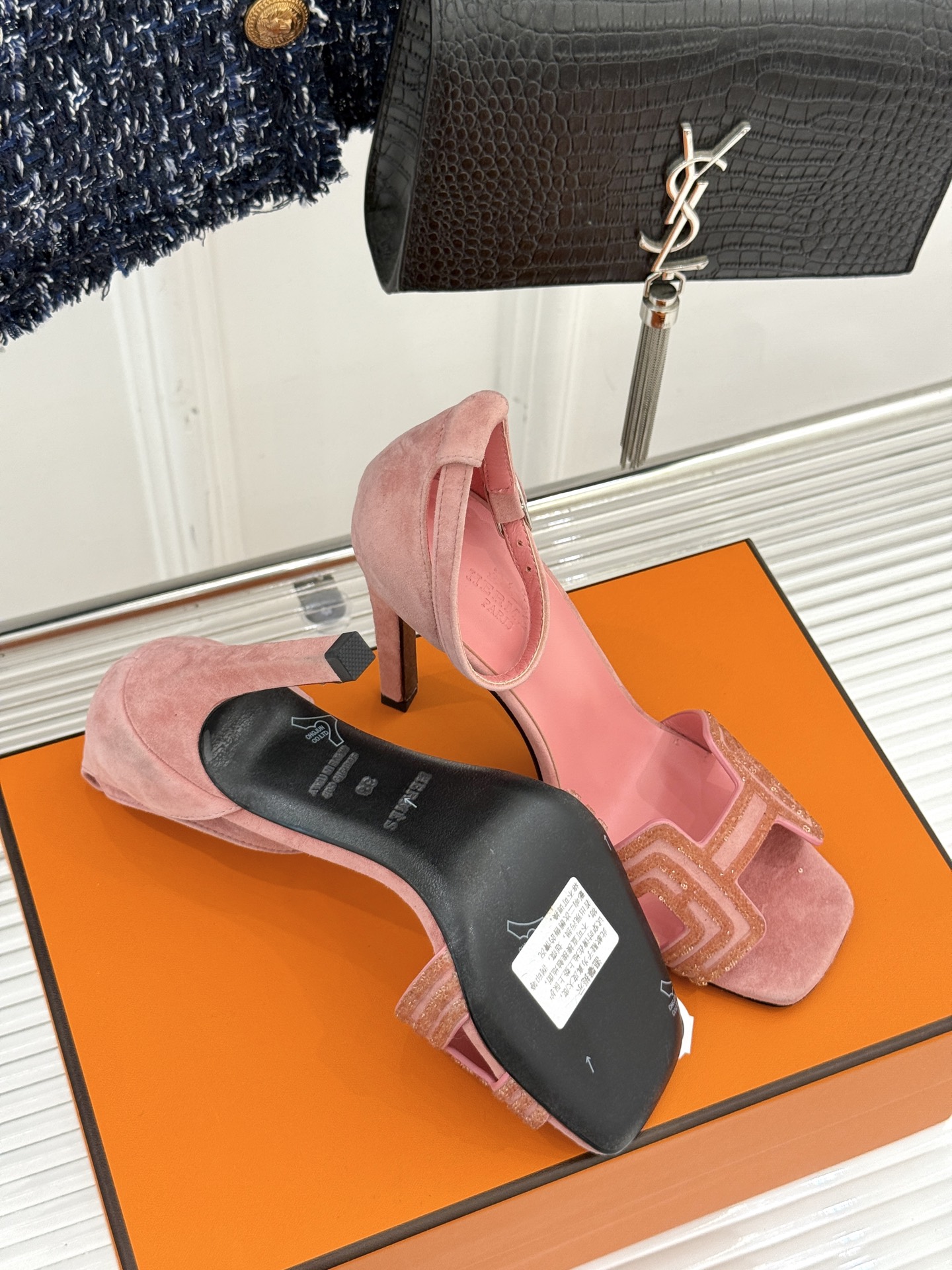 
Hermès/爱马仕经典春夏H高跟凉鞋
夏日凉鞋矩阵已就位✨  
经典H型搭扣+闪耀钻饰
细高跟勾勒修